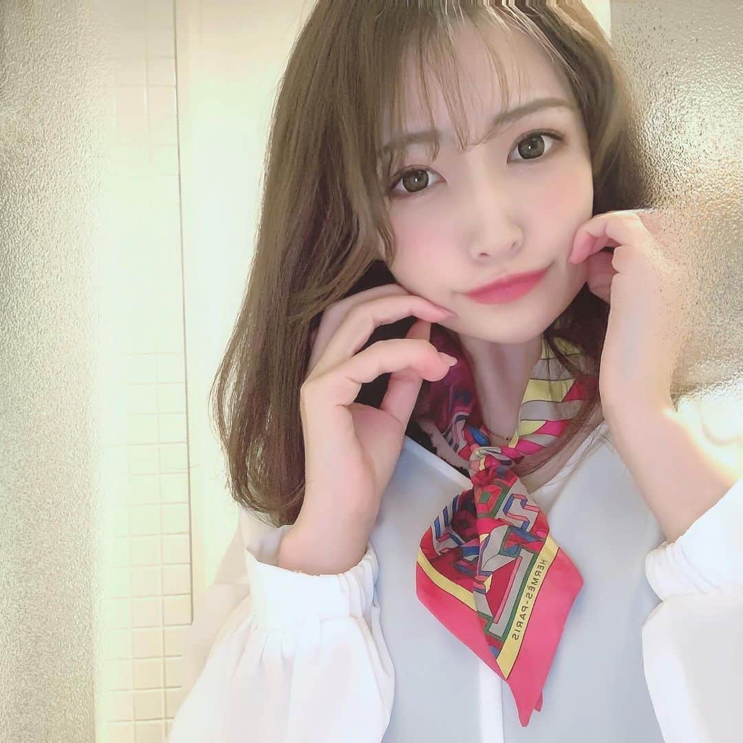 餃子のりさちゃんのインスタグラム：「スカーフでワンポイント赤コーデ🧣🤍」