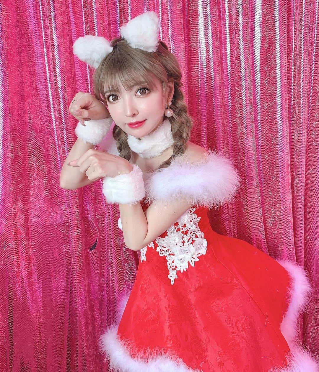 吉川ちかさんのインスタグラム写真 - (吉川ちかInstagram)「りなちゃん プロデュースサンタコス🥺💓 (@dress_sugar ) (@rina__sakurai ) . 猫ちゃん可愛かったよ🐱💓 sugarのサンタコスは 即日発送だからまだまだ クリスマスに間に合いますよ！ . #サンタコス#サンタコスプレ#コスプレ#クリスマス#クリスマス女子会#サンタクロース #猫耳#🐱#猫カフェ #モンスターカフェ#女子会」12月21日 17時45分 - yoshikawachika_1116