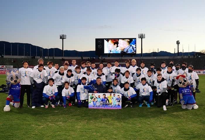 のインスタグラム：「昨日の試合が終わり、2020年シーズンが終了しました。  コロナ禍の中、たくさんの方々の協力や、医療従事者の方々が、最前線で戦ってくれていたお陰です。 本当に感謝しています。  そして、年間シートの購入代金を多くの方々が寄付してくれているのも聞きました。  そんな中、いろいろな制限もあるのに、毎試合チケットを購入して、スタジアムに足を運んで来てくださったサポーターの方々には、本当に感謝しています。  目標のJ1昇格は出来なかったですが、こんな状況の中、サッカーをできる喜びを改めて感じました。  ヴァンフォーレ甲府に関わる全ての皆様、ありがとうございました。  #ヴァンフォーレ甲府 #アシックス #asics  #sells」