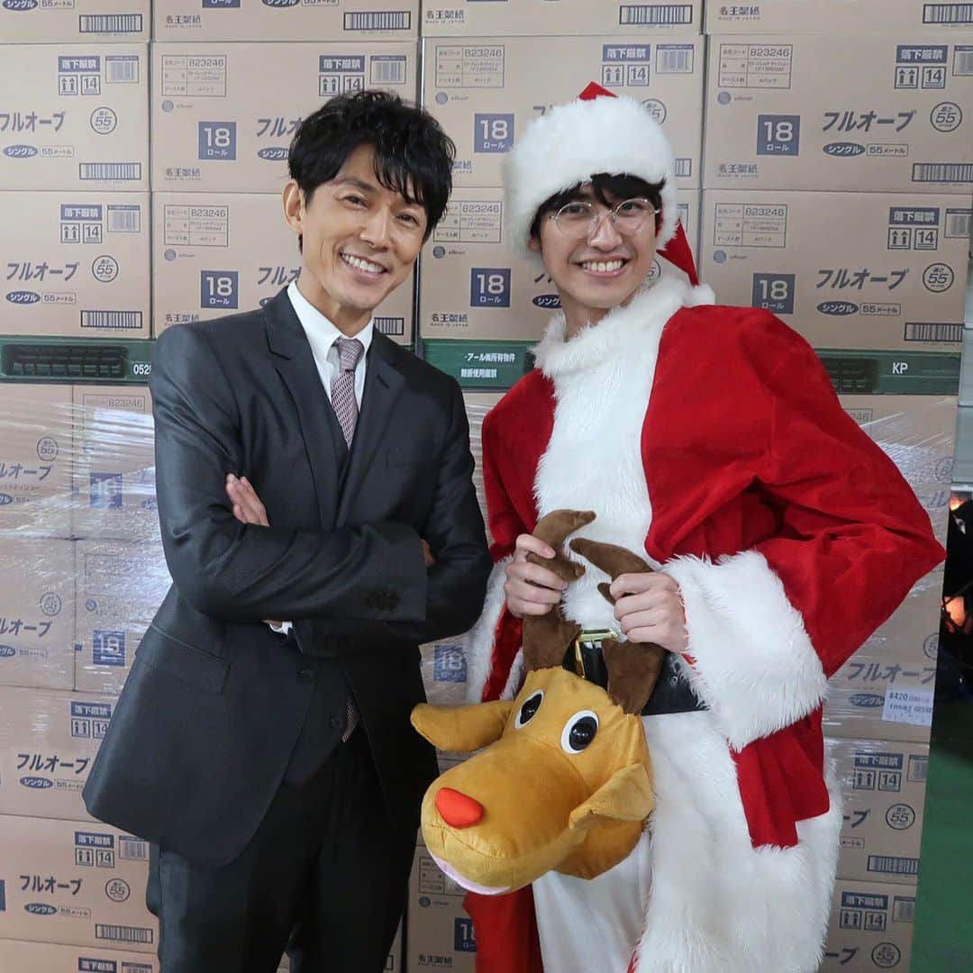 【公式】姉ちゃんの恋人のインスタグラム：「＼✨#姉恋 最終回まであと①日✨／﻿  いよいよ！明日夜9時から最終回です‼️  最終回の撮影では 普段なかなか会わない人たちが 大集合しました✌️  悟志役の #藤木直人 さん👨‍🔧と 新之助役の #井阪郁巳 さん🎄❄️  白い歯キラーーーんな先輩後輩コンビ👬 新之助のサンタ🧑‍🎄、色々気になる... 悟志さんは、スーツ姿...？？？💐 . #姉ちゃんの恋人 #有村架純 #林遣都 #奈緒 #髙橋海人 #和久井映見 #光石研 #小池栄子」