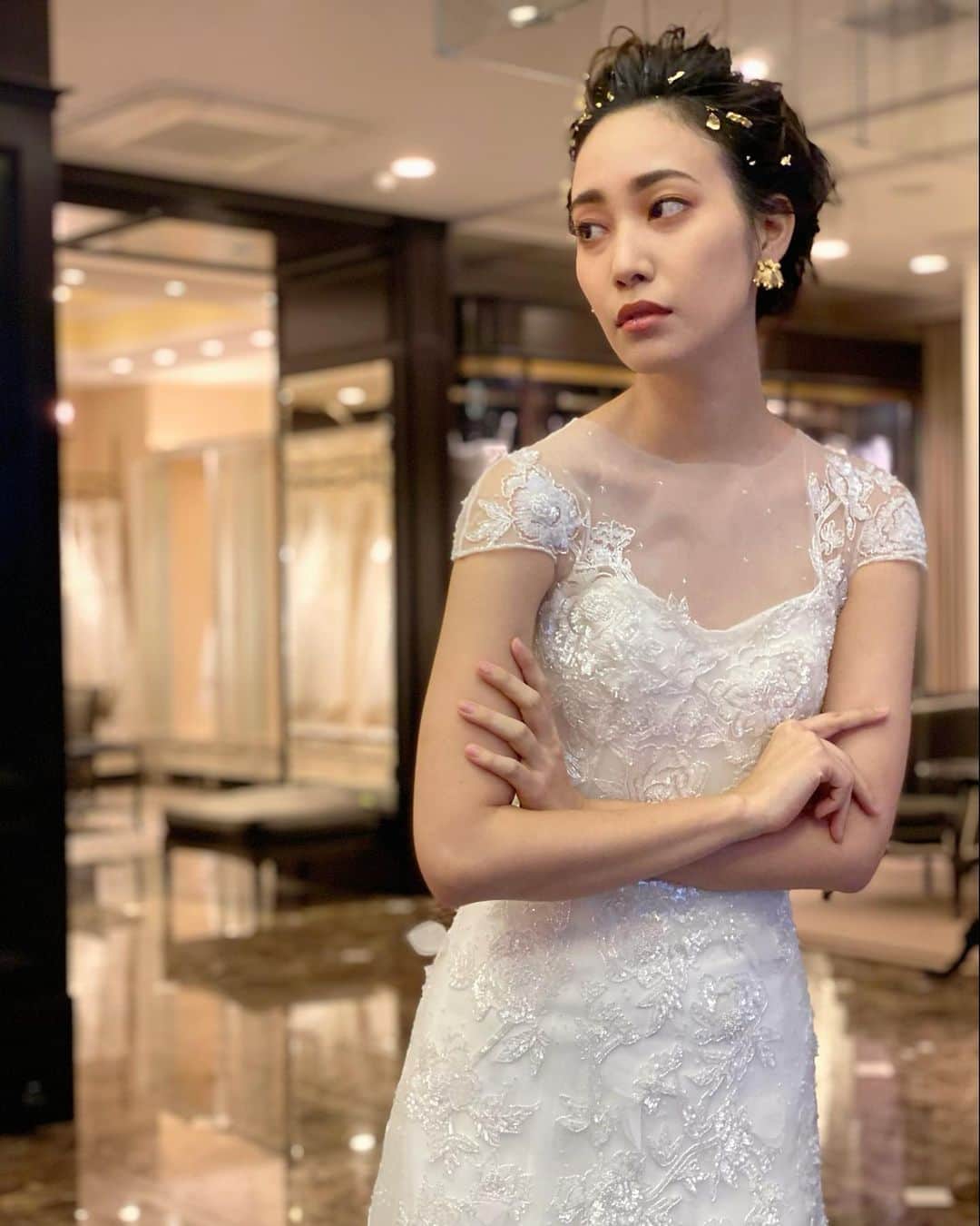 JUNOのインスタグラム：「MARCHESA × Gold Leafs﻿ ﻿ 最愛の1日だからこそ﻿ 自由に 特別なヘアメイクを﻿ ﻿ シルバーの混ざった ヴィンテージ感のあるビーディングに﻿ ロマンティックな刺繍のデザイン﻿ ﻿ MARCHESAのアイコニックなドレスに﻿ 金箔を散りばめるようにアレンジして﻿ モダンでリュクスなスタイルに﻿ ﻿ あなたらしく 自由に﻿ 心はずむようなヘアメイクを楽しんでください﻿ ﻿ #inesdisanto﻿ #MARCHESA﻿ #antonioriva﻿ #naeemkhan﻿ #inmaculada﻿ #kennethpool﻿ #zacposen﻿ #juno﻿ #junowedding﻿ #wedding﻿ #weddingdress﻿ #viktorandrolf ﻿ #lenamedoyeff ﻿ #ジュノ﻿ #ウエディング﻿ #ウェディング﻿ #ウエディングドレス﻿ #ウェディングドレス﻿ #ドレス﻿ #プレ花嫁﻿ #2020冬婚﻿ #2021春婚﻿ #福岡花嫁﻿ #東京花嫁﻿ #九州花嫁﻿ #関東花嫁」