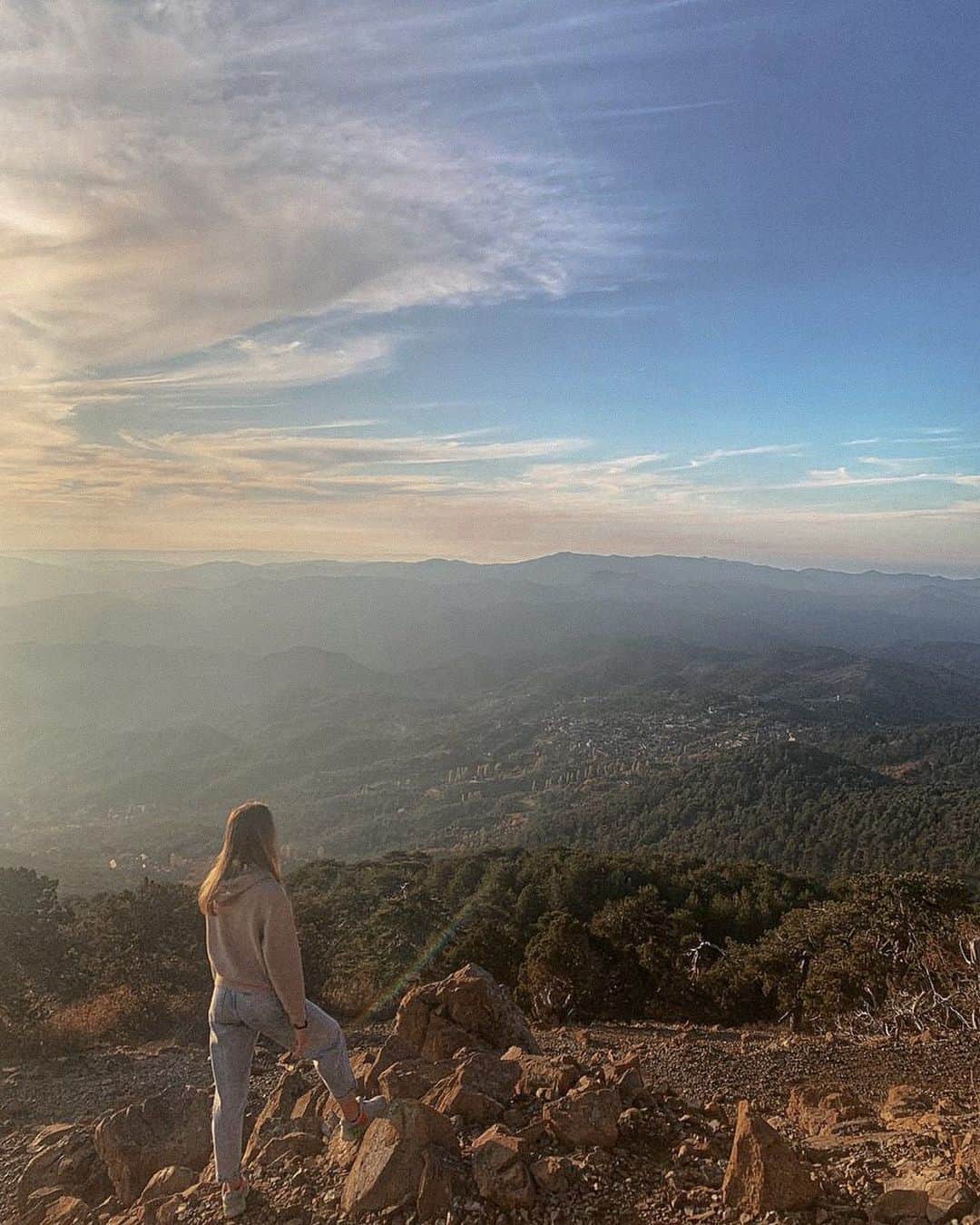 マリナ・デュランダのインスタグラム：「Good morning, everyone! The beginning of the week is the beginning of new ideas💡  Every morning I start with a glass of water and a light workout.  I drink delicious coffee and sit down at my laptop to work.  Right now I spend most of my time on my education, and of course training my little stars✨ _____________________  Всем доброе утро! Начало недели - начало новых идей💡  Каждое утро я начинаю со стакана воды и легкой зарядки.  Пью вкусный кофе и сажусь за ноутбук работать.  Сейчас большую часть времени я уделяю своему образованию, и конечно же тренирую своих маленьких звездочек✨」