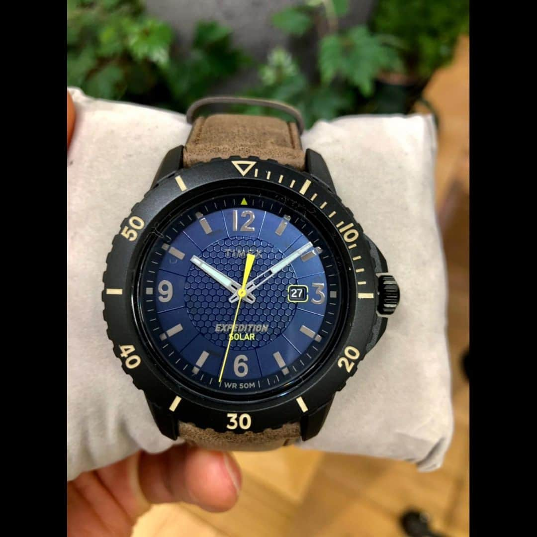 SUNDAY MOUNTAINさんのインスタグラム写真 - (SUNDAY MOUNTAINInstagram)「【ギフトにもオススメ❗️TIMEX‼️】ストリートやアクティブスポーツなどにも合わせられる好敵手❗️ストラップにはデュポンや東レも使用する紫外線や汗などの影響に強く、耐久性とシルクのような手触りを兼ね備えたTPSiV®（熱可塑性シリコーン加硫物）を採用しています。 20AWシーズンの新作は、ケース素材がクリア・半透明仕様になり、トレンド感も満載。 レジンとシリコンの組み合わせが見た目的にも斬新で、着用感も良くウェアとの合わせも◎です。 * * ■ブランド名：TIMEX ■商品名：コマンドアーバン ■カラー：ネイビー、グレー、クリア ■サイズ： ラグ幅 22mm ケースの厚み 11mm ケース径／幅 47mm ■素材：バンド素材 ／ シリコン、ケース素材 ／ レジン ■バンドタイプ：ストラップ ■ダイアルカラー：デジタル ■機能・その他 ・10気圧防水 ・風防：アクリル ・日付表示 ・曜日表示 ・インディグロ® ナイトライト ・クォーツ ■税抜価格：15,000円 *  * 【”ソーラーパワー”モジュール搭載のアウトドアシーンを想定した「ガラティンソーラー」❗️】晴天下で5時間ほどでフルチャージされるソーラーシステムは、その後まったく太陽の光を受けない状況でも約2か月間稼働する、非常にエネルギー効率に優れたシステムです。 ※こちらの商品は回転ベゼルではありません。 ＜ブラック×ブラック＞＜ブルー×ブラウン＞のレザーストラップにはレッド・ウィング社傘下のS.B.Foot Leatherのアメリカ製レザーを採用しています。 * * ■ブランド名：TIMEX ■商品名：ガラティンソーラー ■カラー：ブラック×ブラック、ブルー×ブラウン、ブラック×グリーン ■サイズ ラグ幅 22 mm ケースの厚み 13 mm ケース径／幅 45 mm ■素材：バンド素材 ／ レザー、ケース素材 ／ レジン ■機能・その他： ・5気圧防水 ・風防：アクリル ・クオーツ ・ソーラーパワー ・Slip-Thru Strap＜グリーン＞＜ネイビー＞ ・S.B.Foot Leather＜ブラック×ブラック＞ ・日付表示 ■税抜価格：10,000円 * * 【アメリカ陸軍唯一の山岳戦・雪中戦を専門とする師団10th Mountain Division（第10山岳師団）をオマージュしたモデル❗️】 * ■ブランド名：TIMEX ■商品名：アトランティス-10th Mountain Division- ■カラー：ホワイト ■サイズ： ラグ幅 18mm ケースの厚み 11mm ケース径／幅 40mm ■素材：バンド ／ レジン、ケース ／ レジン ■バンドタイプ：ストラップ ■ダイアルカラー：液晶 ■機能・その他： ・10気圧防水 ・風防：アクリル ・クオーツ ・日付表示 ・曜日表示 ・インディグロ®ナイトライト ・アラーム ・クロノグラフ ・タイマー ・第2時間帯表示 ■税抜価格：8,800円 * 詳しくはこちらのダイレクトメールにてお問い合わせください！ →→→ @thegate.camp * * SUNDAY MOUNTAIN ■THE GATE by SUNDAY MOUNTAIN 福井県福井市定正町1216 TEL 0776-97-8848 * 営業時間：11:00~19:00(水曜定休） ＝＝＝＝ * #THEGATEbySUNDAYMOUNTAIN #THEGATE_CAMP  #sundaymountain #サンデーマウンテン #アウトドア #アウトドアショップ #アウトドアファッション #キャンプ #キャンプギア #焚き火 #薪ストーブ #福井  #paypay #TIMEX #クリスマスギフト #プレゼント #タイメックス」12月21日 17時57分 - sundaymountain