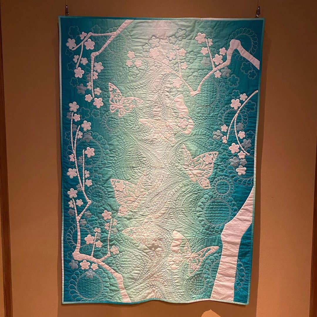 徳重杏奈さんのインスタグラム写真 - (徳重杏奈Instagram)「🖼﻿ #雅叙園 で開催中の﻿ 「和キルト×百段階段2020」へ﻿ ﻿ モダンなデザインのものもあり﻿ とても新鮮な気持ちになりました。﻿ ﻿ 一番惹かれたのは写真6、7枚目。﻿ テーマは向日葵だそう…🌻﻿ ﻿ 世相を反映した #キルト もありました😌﻿ ﻿ 漫才も自由だし、芸術も自由ですね。﻿ ﻿ ﻿ ﻿ #芸術納め #百段階段 #アマビエ #アベノマスク #海洋プラスチックごみ #森林火災 #人種差別 をテーマにしたものも #名古屋 #アナウンサー #徳重杏奈」12月21日 17時59分 - anna.tokushige