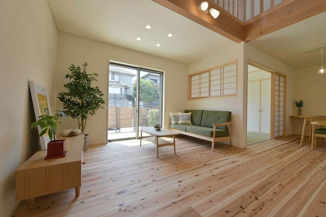 田中建築株式会社さんのインスタグラム写真 - (田中建築株式会社Instagram)「#木のぬくもり  レッドパイン（赤松）の床は木の繊維が粗く、空気をたくさん含んでくれるので、 とても温かみのある床になっています。節が多いのもより“自然の木”を 感じさせてくれますね。  価格は安心の定額制、ここから好きな雰囲気に合わせて 自由な間取りを田中建築と一緒に考えていきませんか？  -------------------------------- 価格は定額、間取りは自由。 素材と品質、インテリアにとことん こだわった“選べる” 長野の定額制注文住宅　田中建築です。 @tanakakenchiku.co  #長野市 #長野市工務店 #暮らしを楽しむ #田中建築 #設計事務所 #住宅 #注文住宅 #暮らし﻿ #収納 #無垢床 #施工事例 #木製﻿ #タイル #家づくり #定額制 #定額制注文住宅 #マイホーム #マイホーム計画中の人と繋がりたい #おしゃれな家 #リビングインテリア」12月21日 18時00分 - tanakakenchiku.co