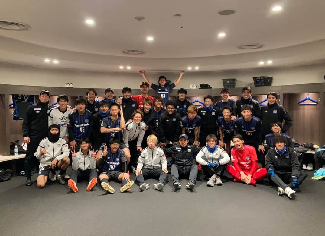 高木大輔のインスタグラム：「感謝の気持ちでいっぱいです。  U23の選手・スタッフ皆んなに支えられて頑張れました。 OAとして不甲斐ないところだらけだったけどゴールを決めた時の皆んなの笑顔は最高の宝物です。  活動がなくなるのは寂しいけど先の長いサッカー人生でまた再会しよう！  たくさんの応援ありがとうございました(^^)  私事ではありますが 先日第一子となる男の子が誕生しました。  コロナが大変な状況でしたが出産に立ち会うことができました。 命懸けで出産してくれた妻。 陣痛から出産まで見守り続けてくれた病院関係者の皆様に感謝の気持ちでいっぱいです。  今年も残り少しですがこの先も家族の為にサッカー選手として自分らしく全力で頑張ります！ カッコいい父親になれるように！  #ガンバ大阪 #U23 #最高のチームでした」