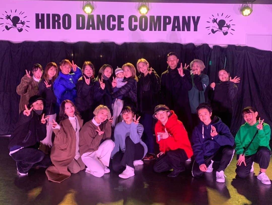 Miki Hirookaさんのインスタグラム写真 - (Miki HirookaInstagram)「2020年  昨日のHIROフェスをラストに、HIRO DANCE COMPANY全ての行事が無事終了致しました✨  こんな状況でも、みんなの踊りたいという気持ちを尊重できたこと。そして何より、誰一人コロナ感染者を出すことなく、安全第一を徹底し、みんなの命を守れたこと。 それが何よりの収穫でした❗️  2021年はどんな年になるかな？ いや、どんな年にしようか❗️ HIRO DANCE COMPANYを守ってくれる頼もしいスタッフや先生陣、アシスタント、生徒たち、保護者の方々、 そしていつもHIROの発表会を支えてくださる舞台監督チームのみなさん、照明さん、音響さん、最強OBたち、HIROに携わってくださっている全ての皆様、本当にありがとうございます。心から感謝しています。  来年も、HIROは全力で突き進みます！愛が溢れすぎて蓋できないくらいを目指します！笑  皆さま、これからもずっとずっと、HIRO DANCE COMPANYをよろしくお願い致します！  止まったら死ぬで有名なボス！笑  @okan0219 大丈夫、あなたにはついてくる子はとことんついてくる！ 自分に自信を持って、そのままのボスで、いて下さいな！  なにより私もはよ産後モードから抜け出してちゃんと働きます🤪🤪🤪🤪笑 いつも負担をかけてすんませーん🤪  改めまして 2020年は本当にありがとうございました！ 2021年も、HIRO DANCE COMPANYをどうぞよろしくお願い致します！  #hirodancecompany  #ヒロダンスカンパニー #発表会 #ヒロフェス #2020年も #ありがとうございました #来年もよろしくお願いします #最後の写真は #ヒロフェスの審査員3人組 #テーマは #古いポーズ #でした #ボス世代のね」12月21日 18時03分 - miki_hirooka