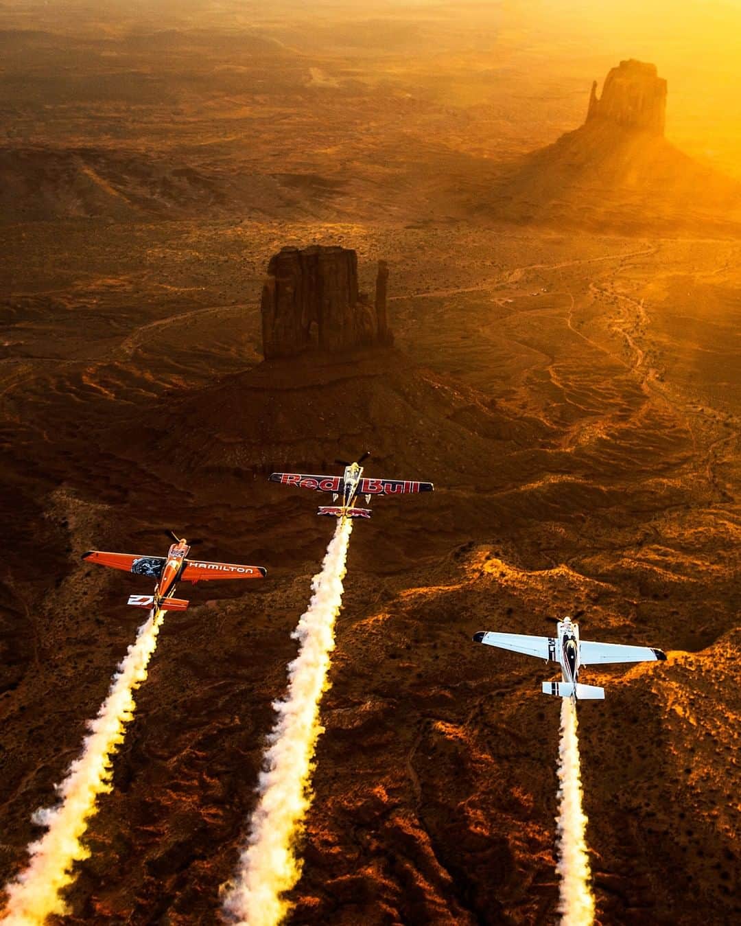 レッドブルのインスタグラム：「*stares in awe* 😍  ✈️ 🏜️ : @kirbychambliss @nicolasivanoff @matthiasdolderer  📸: @joergmitter  #redbull #givesyouwiiings #aviation #aircraft #pilot #flying」