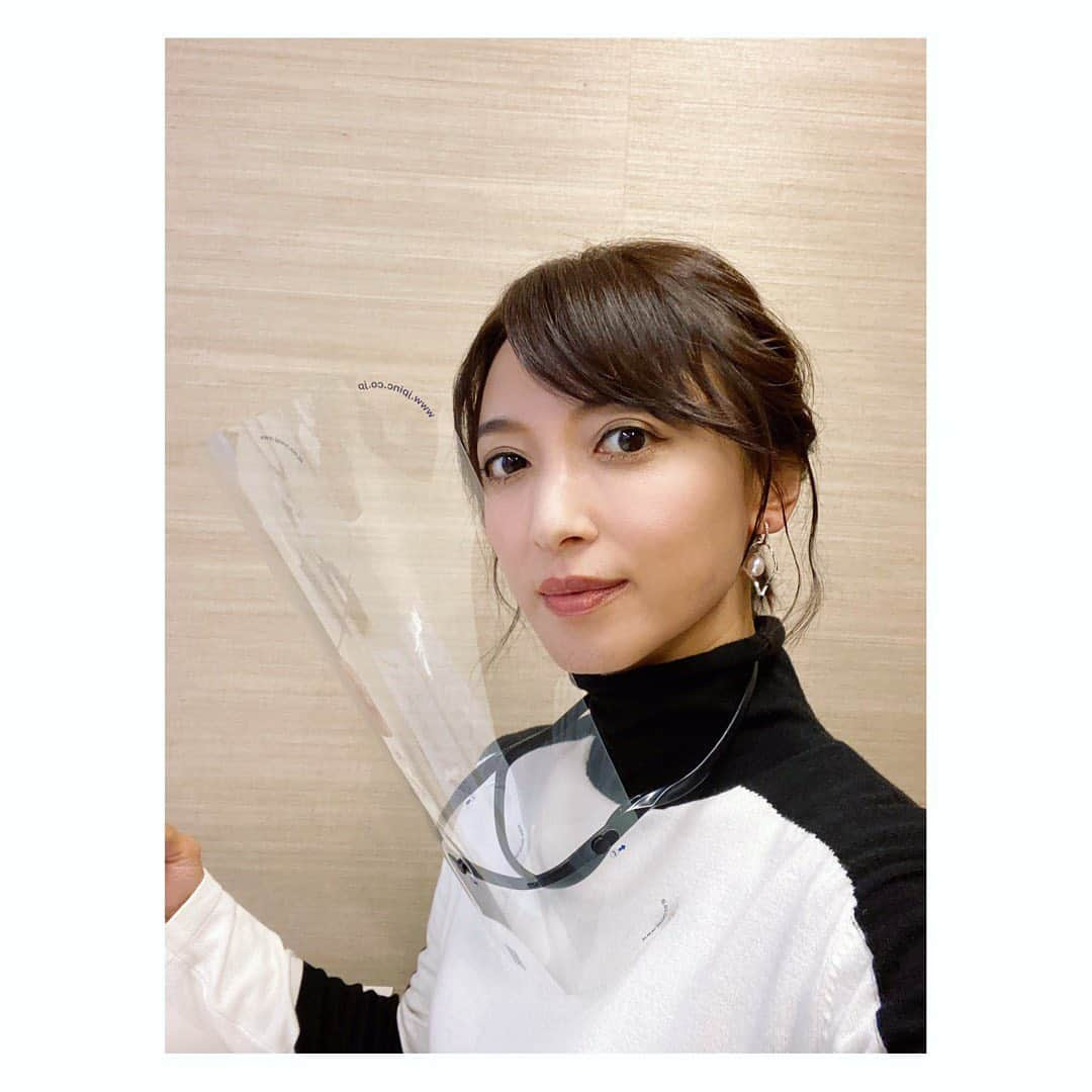 望月理恵さんのインスタグラム写真 - (望月理恵Instagram)「いつのまにか、、 外真っ暗😆 今日は初めての体験でした。 また放送が決まったらお知らせします❣️ #メイクさんが持ってきてくれた フェースシールドがかっこいい ＃感染予防 #1日お疲れ様でした。 #めっちゃ喋った😆 #反省しかないけど楽しかったです #冬至 #明日から時代が変わるって」12月21日 18時04分 - mochiee28