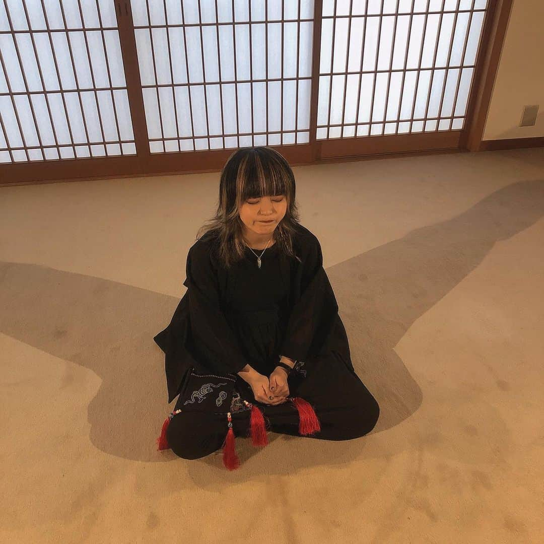 カノエラナ（スタッフ）さんのインスタグラム写真 - (カノエラナ（スタッフ）Instagram)「🥺💐﻿ ﻿ ﻿ 皆さん、今晩は（＾_＾）✨﻿ TVアニメ「#トニカクカワイイ」最終回を迎えてしまいましたね。。。最後の最後まで可愛さと尊さたっぷりで。。ほんまにトニカクカワイイすぎましたね。。。。﻿ ﻿ 最終回が来てしまいどんよりしている皆様に朗報❕﻿ ﻿ YouTube カベチョロチャンネルにて﻿ 「#トニカクカワイイ」のエンディング曲﻿ 「#月と星空」を公開しました！！！！！﻿ (＊11/13 に開催した配信ライブの映像です。)﻿ ﻿ 是非是非ご覧ください☺️﻿ ﻿ #カノエラナ﻿ #写真は座禅やったときのオフショット😌﻿ #テレビアニメ﻿ #トニカクカワイイ﻿ #月と星空﻿ #エンディング曲﻿ #歌唱担当﻿ #ギターなし﻿ #マイク一本﻿ #いつもと違うカノエくんにも注目です﻿ #みんな沢山みてなぁ✌︎﻿ #そいぎ〜」12月21日 18時05分 - kanoerana_official