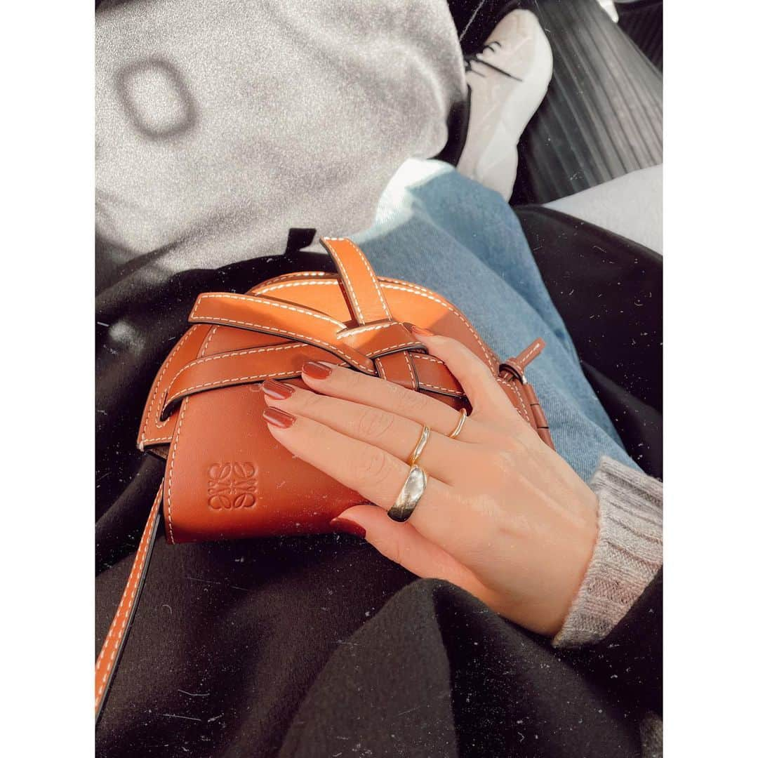 紗栄子さんのインスタグラム写真 - (紗栄子Instagram)「レンガ色のネイルとマイアパのリングが👍🏻🌹✨  ring @_myapparel_  bag @loewe  nail @esnail_tokyo」12月21日 18時16分 - saekoofficial