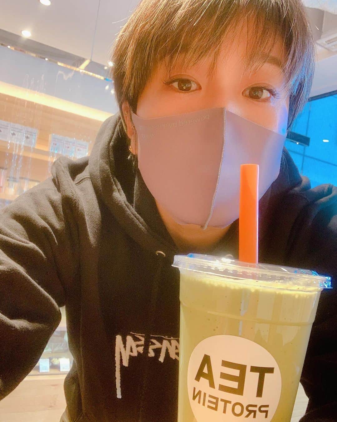 藤本麻子のインスタグラム：「. 昨日はゴルフ3キングダム見てくれてあり💚 ついに来週で決着つくけんお楽しみにっ . . お昼、プロテインドリンク飲んだ 抹茶チョコ味🥤 甘くておいしかった🤤 オフ満喫じゃ〜〜〜 . @fluxcafe.daikanyama」