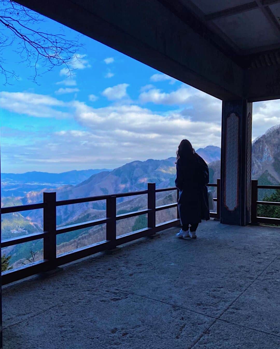 霧島れいかのインスタグラム：「先日の ずっと行きたかった三峰神社。 ひやぁ〜素晴らしかった！ 心がスッキリ軽やかになれる 素敵なところだったなぁ。 着いてすぐ一目惚れで大好きになったなぁ。 どこまでも大きく広く 自由で力強く優しくて温かい。 そして澄んでいて清らかで美しい。 この景色と感じたことをいつも心に⛰ ついつい忘れてもまた思い出せばいい。  ⭐︎目が合って連れて帰った子の名前は プルッカくんと名付けました🐺ぷぷぷ プルくん1700円 #sobeautiful #shrine  #三峰神社 #大口真神 #狼 #御眷属拝借 #オオカミ」