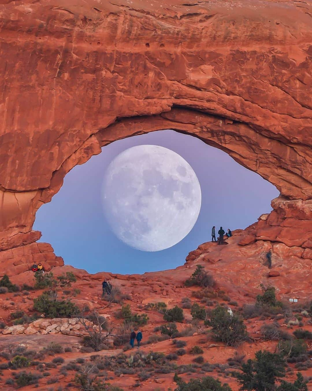 BEAUTIFUL DESTINATIONSさんのインスタグラム写真 - (BEAUTIFUL DESTINATIONSInstagram)「Open your eyes and see the wonder around you! 👁 Utah is every photographer's dream with its glorious rock formations and spectacular colors—check out this epic capture that's as creative as it can get!   BD community, what are other beautiful places to photograph in Utah? Share your discoveries with us! 🇺🇸  📸 @zachcooleyphoto 📍 Utah, USA」12月21日 18時23分 - beautifuldestinations