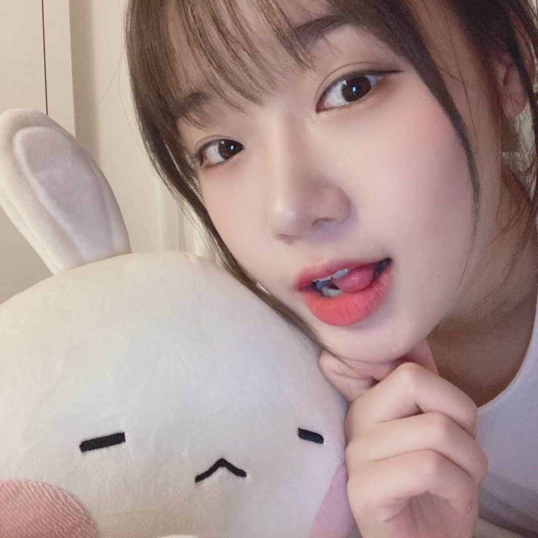 チェ・ユジョンさんのインスタグラム写真 - (チェ・ユジョンInstagram)「키링들 맛 저 🐰🥕 #유정 🌻 #위키미키 #WEKIMEKI #CHOIYOOJUNG #최유정 #YOOJUNG」12月21日 18時24分 - yoojung_weme