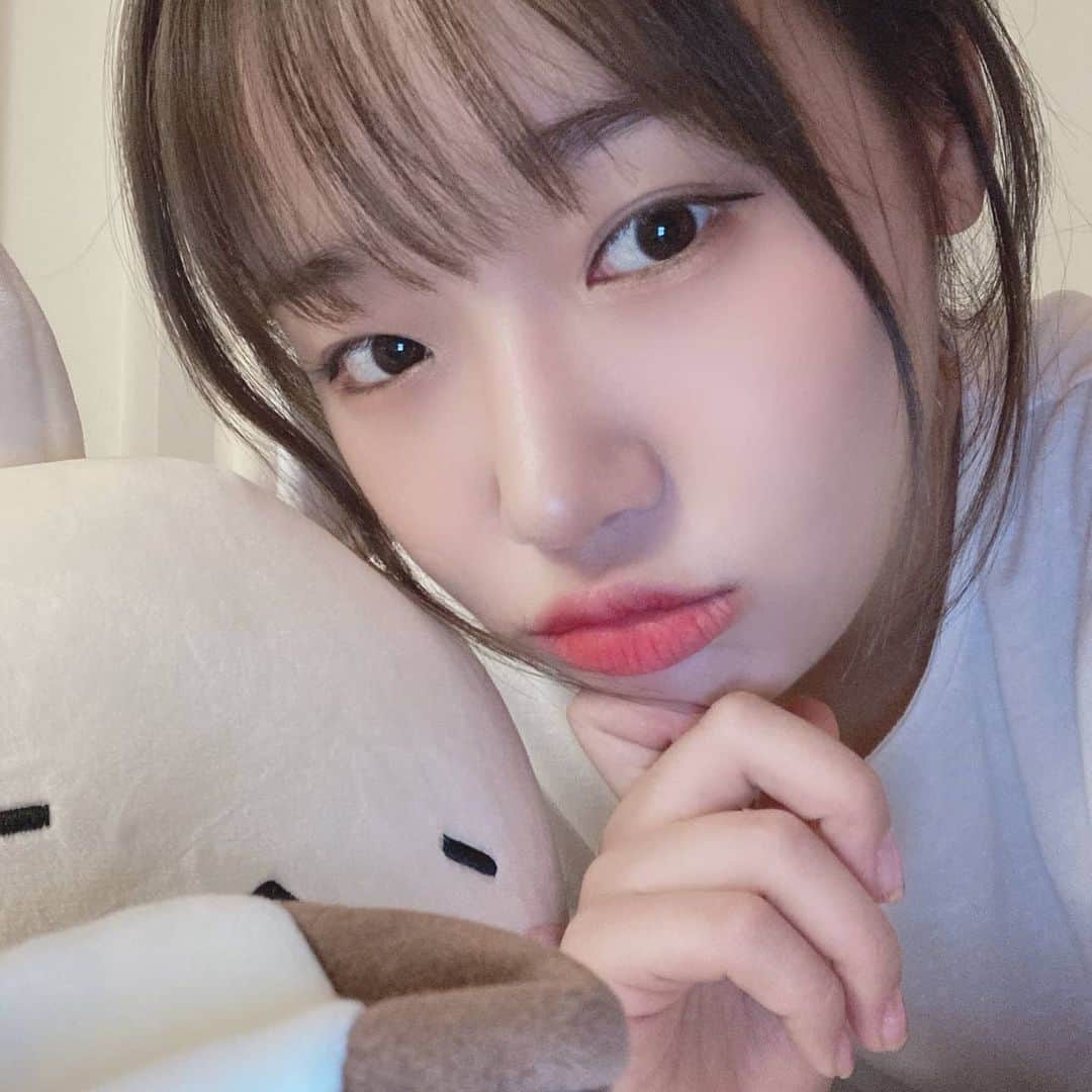 チェ・ユジョンのインスタグラム：「키링들 맛 저 🐰🥕 #유정 🌻 #위키미키 #WEKIMEKI #CHOIYOOJUNG #최유정 #YOOJUNG」