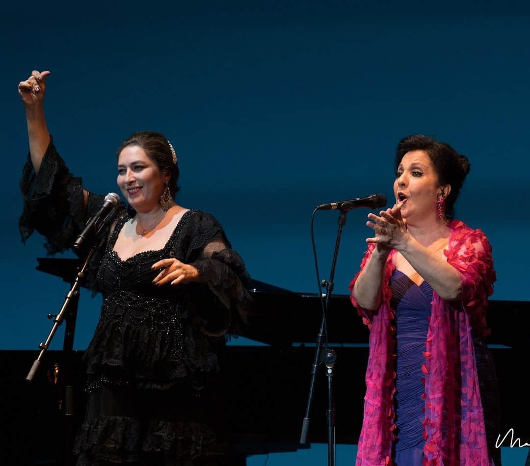 DeFlamenco.comのインスタグラム：「Carmen Linares. «Gracias a la vida» Por @gomezgufi   Carmen Linares & Estrella Morente, damas del cante.  Anoche en la emotiva clausura de #SumaFlamenca 2020 con Morente Siempre en el recuerdo.   En la portada de nuestra web deflamenco.com   @carmenlinaresoficial @morente.estrella   #flamenco #deflamenco #flamencomadrid #fotoflamenco #canteflamenco #Morente10 #MorenteSiempre  📷@manjavacas.flamenco」