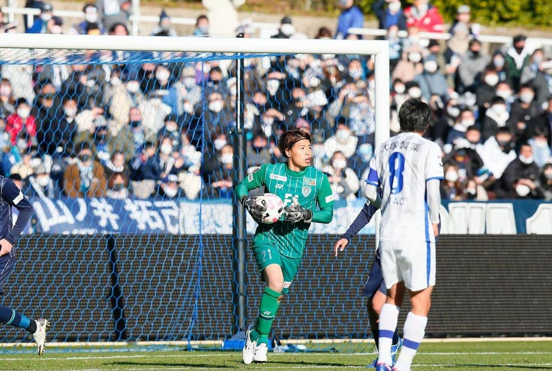 山ノ井拓己さんのインスタグラム写真 - (山ノ井拓己Instagram)「Jリーグ初スタメン。 プロ4年目にしてリーグ最終戦にデビューし、無失点で勝つ事が出来ました！ 本当に長かった。 やっとスタートラインに立てたのでこれからも活躍出来るように頑張ります。 そしてゲーム中もハーフタイムも試合後も声を掛け続けてくれたチームメイトに本当に感謝です！ １年間このメンバーでやれて良かった😄⚽️ ありがとうございました！ #山ノ井拓己  #アビスパ福岡  #no21  #福岡  #jリーグ  #デビュー戦  #2020年シーズン  #最終戦」12月21日 18時21分 - takumi_yamanoi