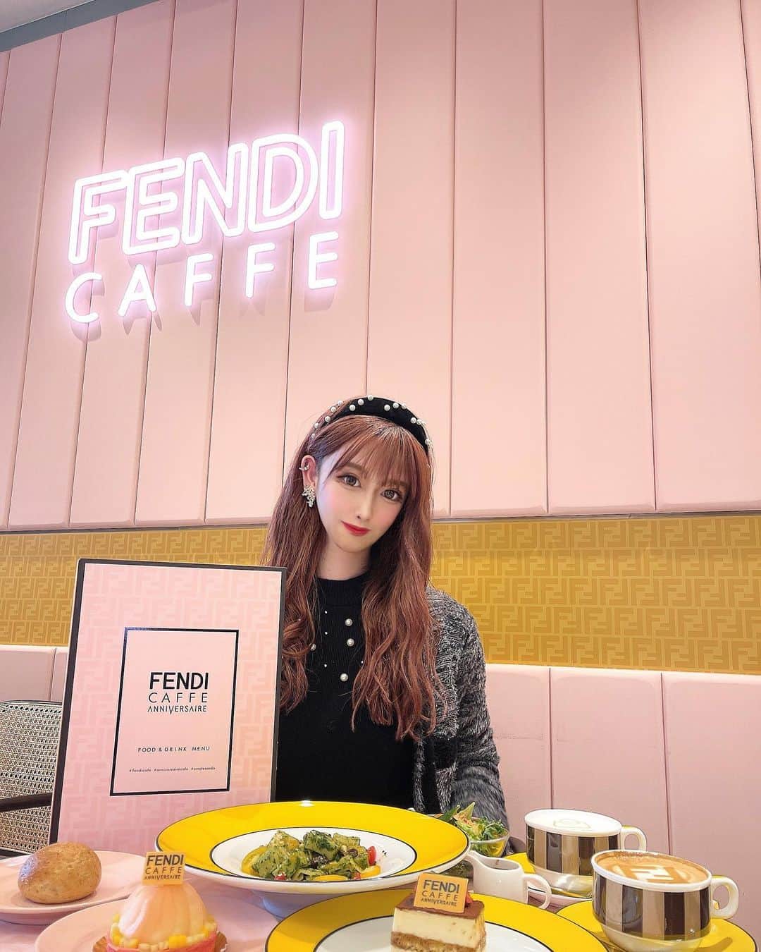 のインスタグラム：「・ ・ 𝐅𝐄𝐍𝐃𝐈 𝐂𝐀𝐅𝐄☕💛💭 ・ 店内は黄色とピンクを基調としてて可愛かった🥺💓 メニューもFENDIとコラボしてて見た目も可愛いし 味も美味しかったよ~♡！！ ・ どうしてもFENDIのロゴが見える席に座りたくて 平日でも2時間並びました、、🥲💓(笑) 外のテラス席は割と直ぐに案内してたよ！！ ここの席に座れてよかった(*´˘`*) ・ この日のカラコンは @mnkr_official ♡ miyamekoシリーズのキャラメルを付けてるよ🍫❤️ ・ #fendiカフェ #フェンディカフェ #表参道カフェ  #fendi #fendicafe #期間限定スイーツ #セットアップコーデ」