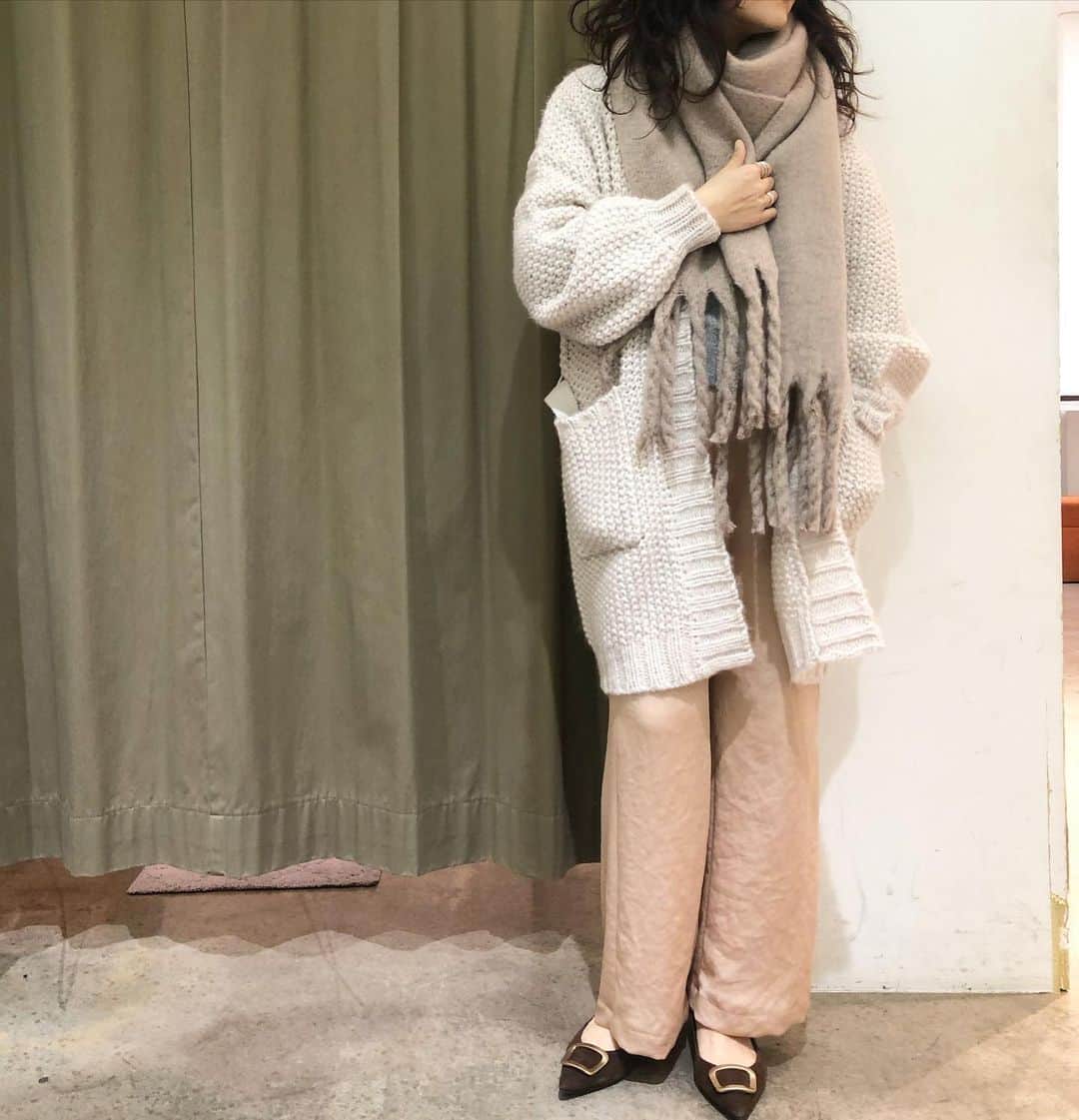 GATHER yamatoのインスタグラム：「SALEでゲットするなら 断然ペールトーン。 ブランドも素材もミックスだけど自分らしい女らしさ。 とろみと透明感。 ニットガウンは完全にアウターの暖かさ。冬こそ隙を大事に。 ________________________ 畦編みニットガウン #ninawew 31900円【taxin】 サテンパンツ #munich  17000円→20%OFF SALEで買って1番得するやつ もこもこマフラー #ninawew 6820円【taxin】 この一手間を惜しまない。 #アラフィーコーデ #アラフォーコーデ #大人がかっこよく映える服  #winterfashion  #wintersale」