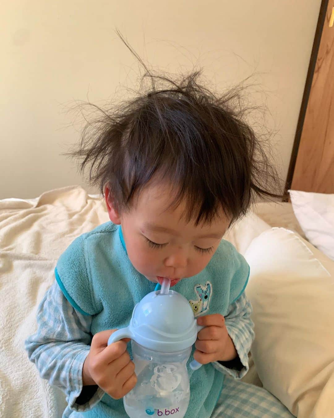 花盛友里のインスタグラム：「もう毎日大変すぎてほんまに家出しよかな、、ってなるけど、この寝起きの可愛さには完敗です。」