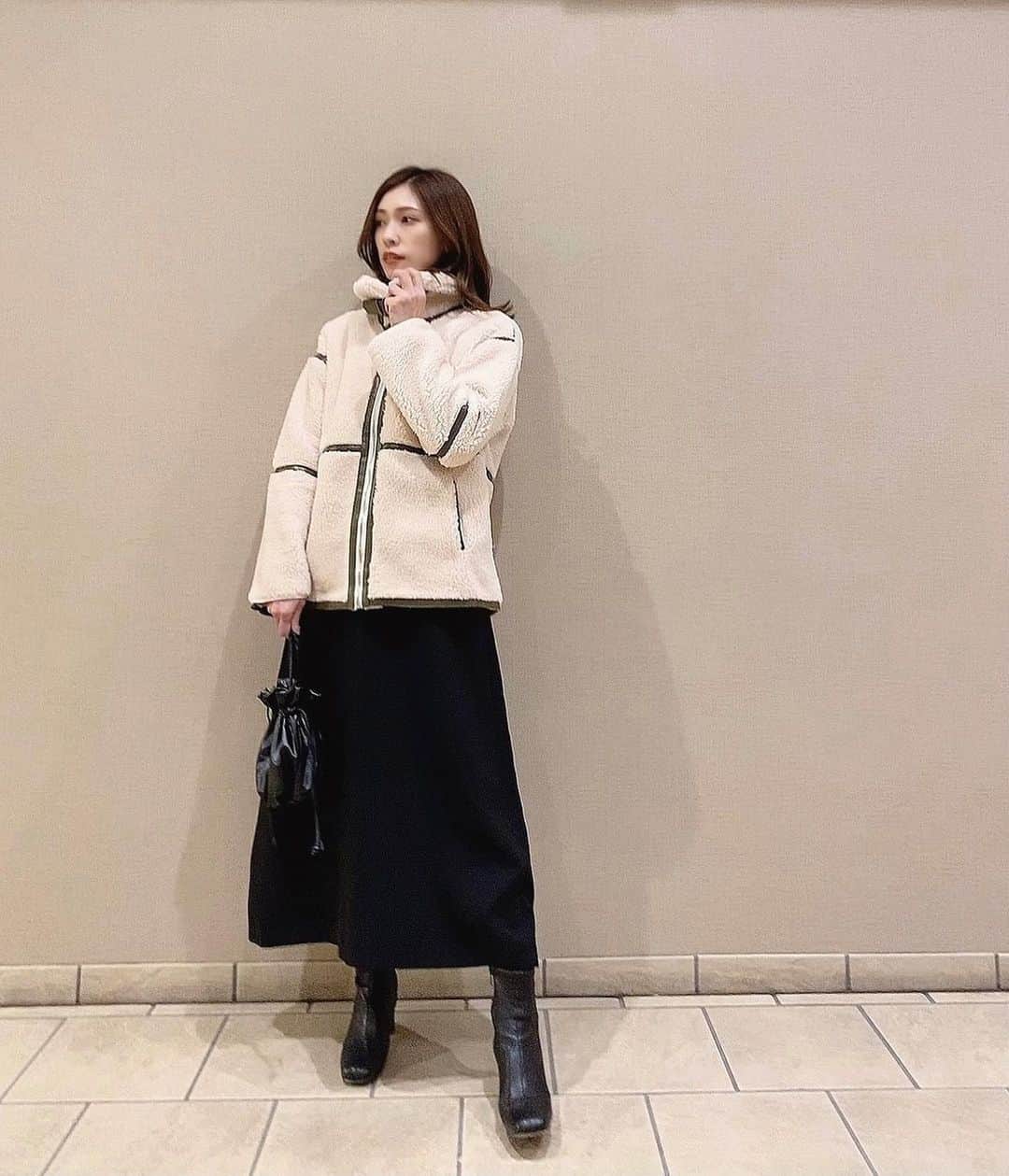 石黒美帆のインスタグラム：「*﻿ 触り心地の良い﻿ ファーやボアのアイテムが大好き☺️﻿ ﻿ ﻿ ロングブーツにミニボトムでも﻿ ニットワンピにも合いそうなボアムートンコート♡ 一つあるととっても便利です🕊﻿ ﻿  ﻿ #fashion#fashionstyle#fashiongram#instafashion#outfit#ootd#dailylook#maisondelyla#패션#오오티디#ファッション#コーデ#秋服#秋コーデ#冬服#冬コーデ#シンプルコーデ#ボアジャケット#ボアブルゾン#韓国ファッション﻿」