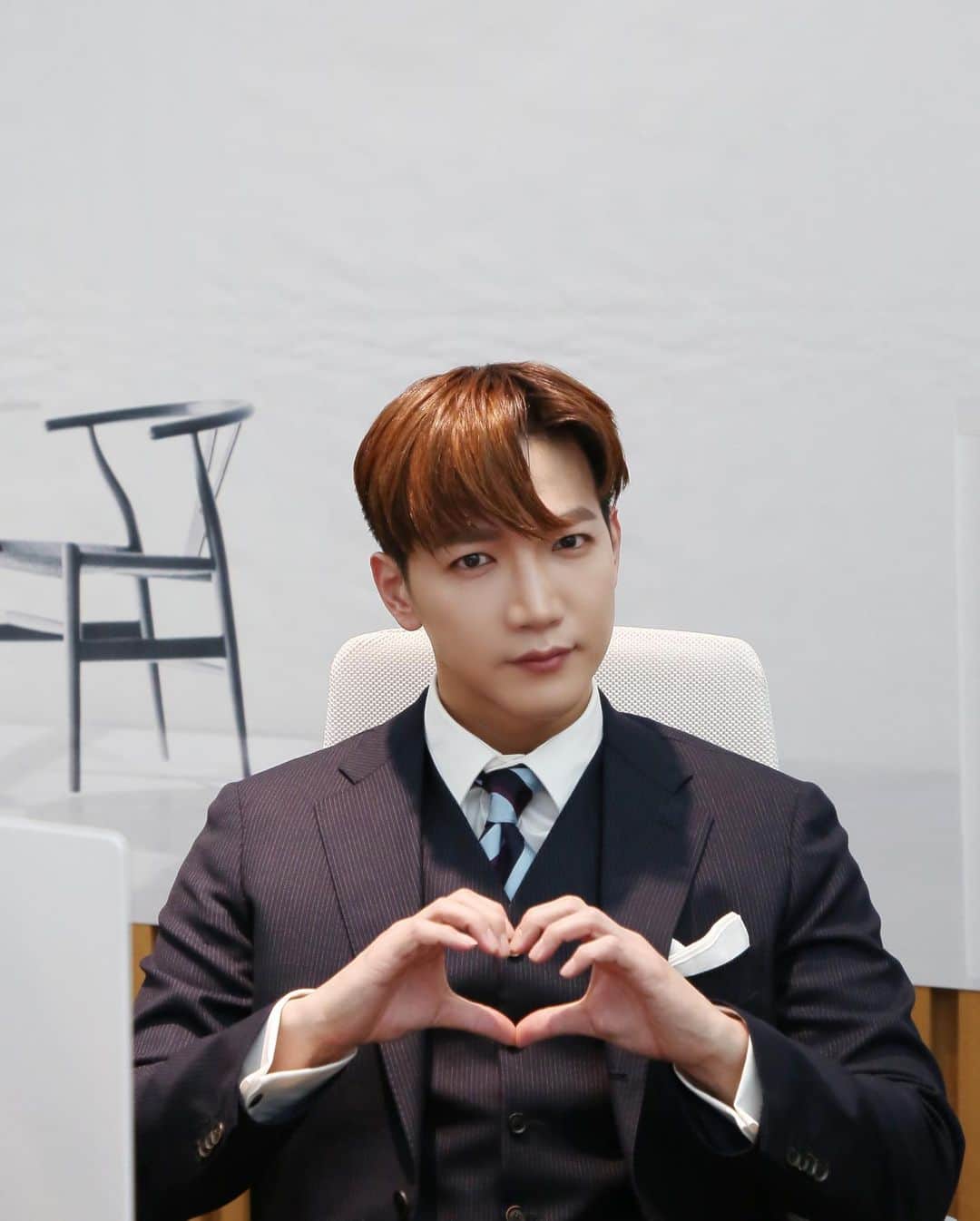 2PMさんのインスタグラム写真 - (2PMInstagram)「"회사 주세요" 👉 "회 사주세요"의 정석  #김민준이사님👨‍💼 #화가밍👨‍🎨 #다음컨셉은❓ #레투스타그램」12月21日 18時33分 - real_2pmstagram