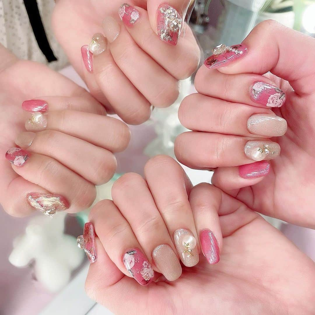 紗蘭さんのインスタグラム写真 - (紗蘭Instagram)「✨💕New Nail💕✨ ラメのローズカラーと、ラメの薄いゴールドをベースにしたネイル😘 やりたいネイルがなくて、かいくんにお任せしたんだけど、やっぱり天才😫♥️♥️♥️ さらの好みわかってる😎💕 いつもありがとう✨ #newnail #nail #winternails #pinkrosewindow #nails」12月21日 18時33分 - saracchidayo