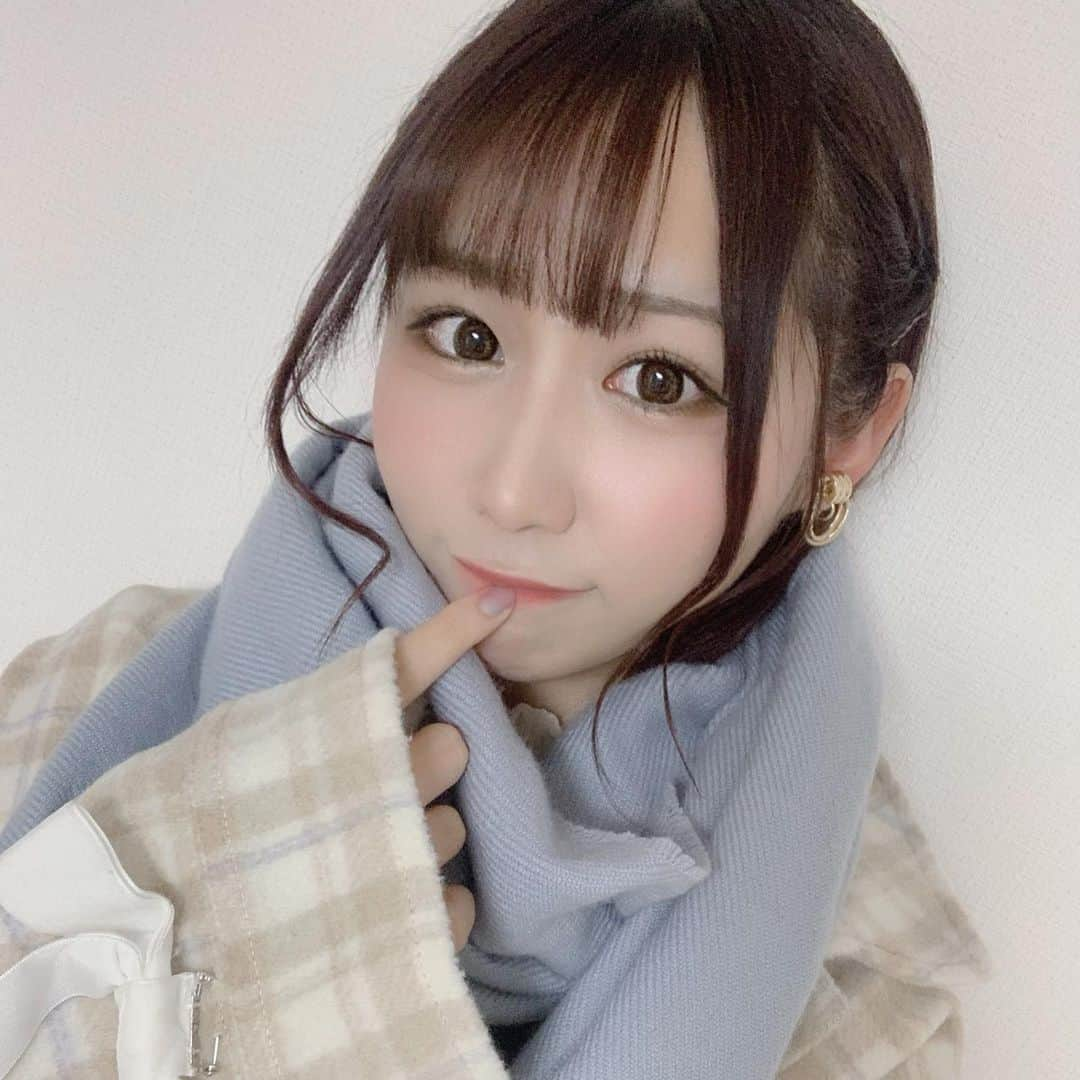 羽鳥みおさんのインスタグラム写真 - (羽鳥みおInstagram)「❄ . 女の子とかに たまに 涙袋なに使ってるのかとか 聞かれるのですが 最近はコレ！ . プロランスさんの サニーグラム グリッタリングジェルライナーペンシル 01 . さりげないラメで主張しすぎず ウォータープルーフなので ライブしても落ちなくて好きです ◎ . 冬は特に顔面もキラキラさせたく なる季節なので … おすすめ ☃ . . #コスメ #コスメ紹介 #涙袋 #ラメ #ジェルライナー #ペンシルライナー  #涙袋メイク #涙袋ぷっくり #メイク #冬メイク #最近のお気に入り #コスメレポ  #コスメ好き #お気に入りコスメ #プロランス #おすすめコスメ #マフラー女子 #冬コーデ #冬服コーデ #マフラーの季節  #japaneseidol #Japanesegirl #idol #cosme #favoritecosmetics #prorance」12月21日 18時26分 - mio__720