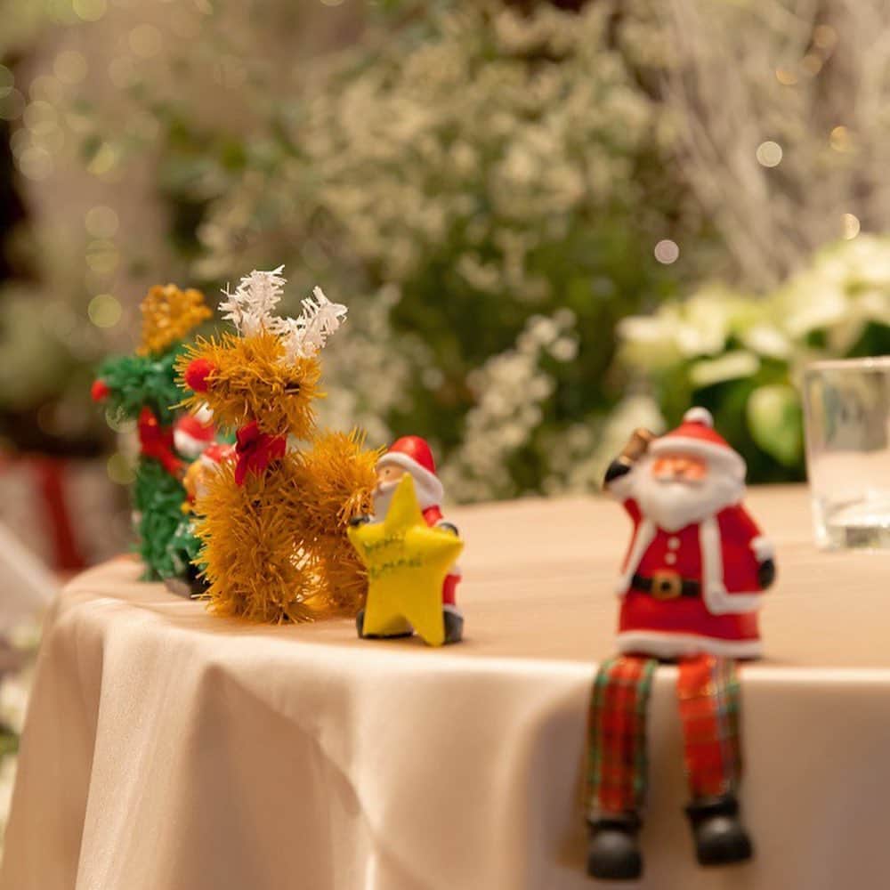 東京タワーの麓の結婚式さんのインスタグラム写真 - (東京タワーの麓の結婚式Instagram)「🗼 クリスマスをテーマにした装飾🎄  オシャレなオブジェや可愛くてわくわく感が増すアイテムで 受付や会場内をより華やかにしてくれます🤗♡  受付スペースには クリスマスツリー🎄と赤いポインセチアで🌹 大人で上品な空間に✨  ツリーを形どられたサンドセレモニーは 皆様と共に創る証明書に🕊🍀  テーブルには可愛いサンタさん🎅と トナカイ🦌のオブジェが並び オリジナルの空間へゲストの皆様をお出迎え☺️💕  見ているだけでも楽しくなる オリジナル空間を皆様と✨  詳細は(@theplaceoftokyo )まで♡  #theplaceoftokyo #プレイスオブトウキョウ #プレイスオブトーキョー #プレイスオブ東京 #ザプレイスオブトーキョー #ザプレイスオブ東京 #ザプレイスオブトーキョー #ゲストハウス婚 #令和2年婚 #東京タワー #東京タワーが好き #tokyotower #tokyowedding #東京タワーが見える #2021婚  #2021wedding  #2020冬婚 #2021春婚 #結婚式準備 #結婚式  #ちーむ2020 #ちーむ2021 #東京花嫁 #プレ花嫁準備 #ぷれ花嫁 #プレ花嫁 #クリスマス装飾 #クリスマスツリー #ポインセチア #受付スペース #クリスマスウェディング」12月21日 18時26分 - theplaceoftokyo