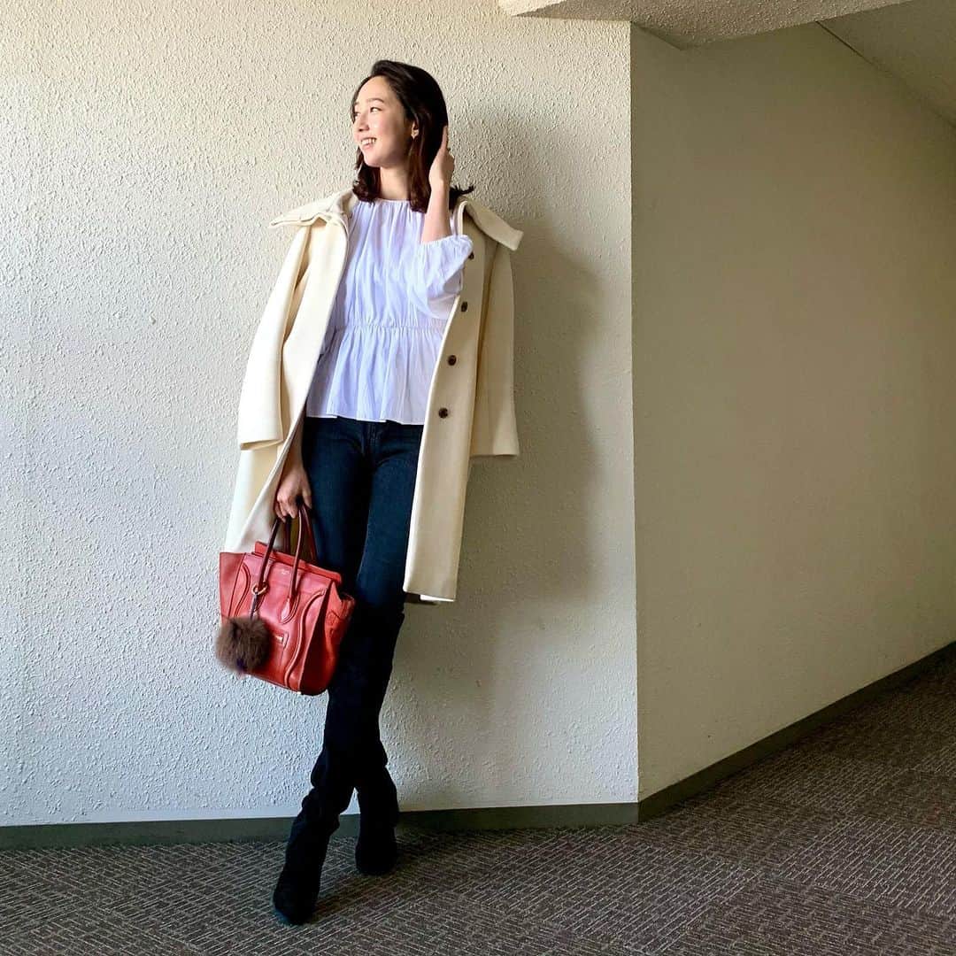 松原汐織のインスタグラム：「#ootd 週末は用事があったので実家へ😉 近くに住んでいるのに、別れ際はいつも寂しくて慣れません😂 ・ クリスマスまで残り数日🎄白×赤の組み合わせがしたくなり　 自然とこのバッグに手が伸びました❤️🤍 ・ Outfit♡ #コート / @elin_official_jp #elin  #ブラウス / @zara #ZARA  #デニム / @the_newhouse #thenewhouse  #バッグ / @celine #celine  #ロングブーツ / @dholic_official #dholic  ロングブーツは新入り⛄️あたたかくて走れて最高です笑❄️ ・ #コーディネート #高身長コーデ #初めてのタグ 🤣」