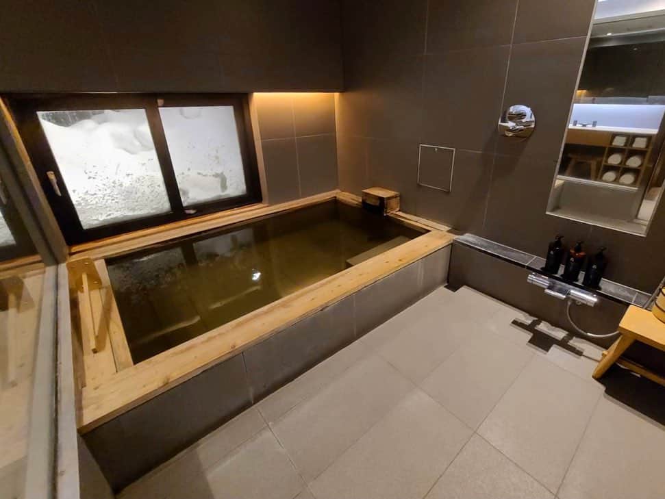 松林裕香さんのインスタグラム写真 - (松林裕香Instagram)「倶知安にある宿、坐忘林。 全室スイートルームで大人な宿。 ベッドの前の一面の窓からは銀世界が見える贅沢さ。 お風呂も内風呂と露天風呂があり、 とても良い。 部屋の中にいても、澄んだ空気を感じられました！ . #坐忘林#倶知安#宿#旅館#雪#北海道#国内旅行#温泉#japan#onsen#hokaido」12月21日 18時29分 - yukapiano_