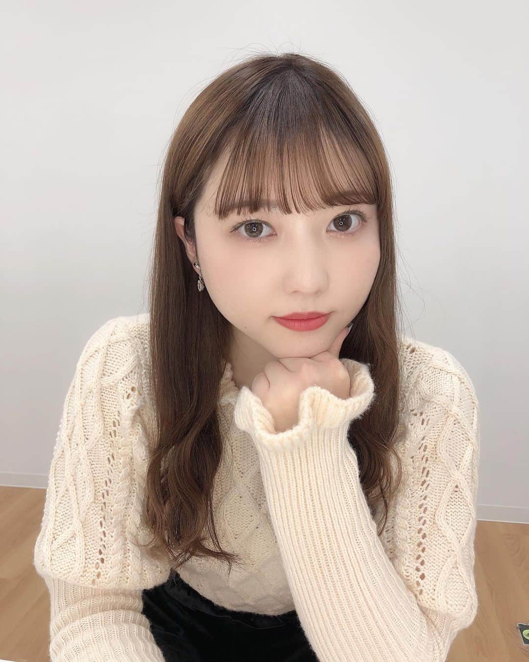 のインスタグラム：「. 今朝外見たらうっすら雪積もってた☃️  お洋服はタグ付けしました🍰🟤 この白ニットかわいいですよね〜〜」
