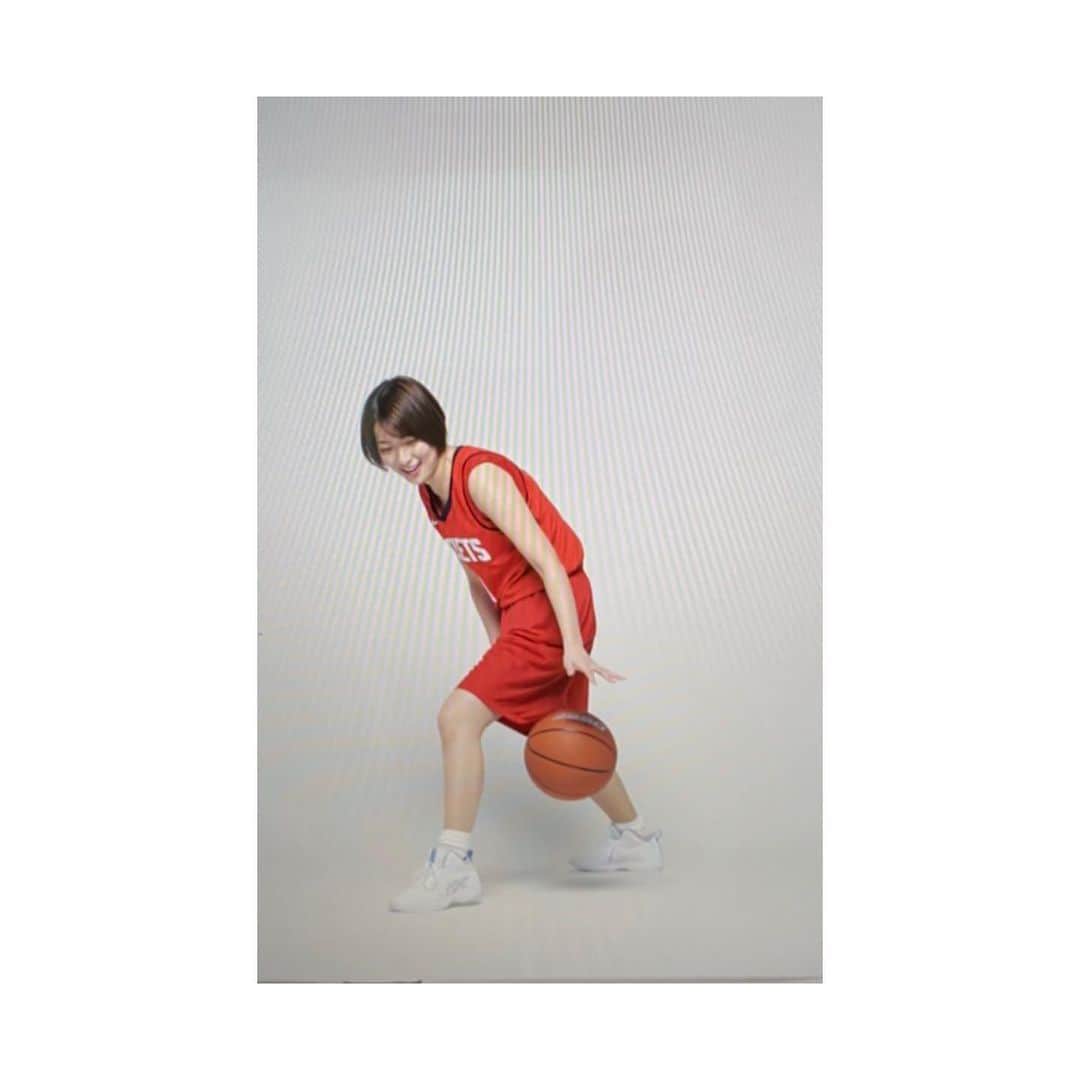 のインスタグラム：「♪  おしらせ☺️  今年もあと少し！ 2021年の話題です✨  セント・フォースキャスター12名が2021年のカレンダーになりました！ 今回は全員スポーツウェア😳  ちなみに私はバスケット⛹️‍♀️🏀  特に意味はありません。笑 ランダムだったみたい😂  46ページもあるんだそうです🤗 ぜひ、来年を一緒に過ごしましょう🥳  👉🏻 https://www.showroom-live.com/centforce_hmv  #セントフォース #2021年は穏やかな年に😌 #PCの画面撮ったから #もわれゴメンなさい #はいその通りです #運動音痴です #ボールと友達になれない #阿部華也子#新井恵理那#岡副麻希#皆藤愛子#川田裕美#後藤楽々#柴田阿弥#高見侑里#谷尻萌#中川絵美里#長野美郷#望月理恵」