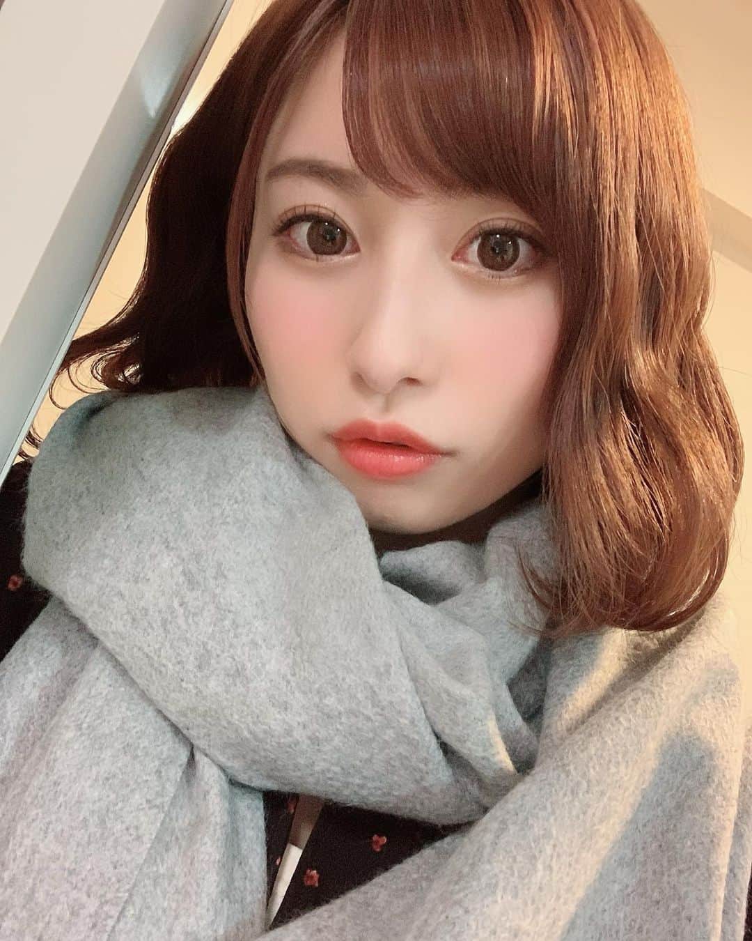 成瀬心美さんのインスタグラム写真 - (成瀬心美Instagram)「🧣 . . 最近ストールが大活躍です . 首元を温めるだけで だいぶ 