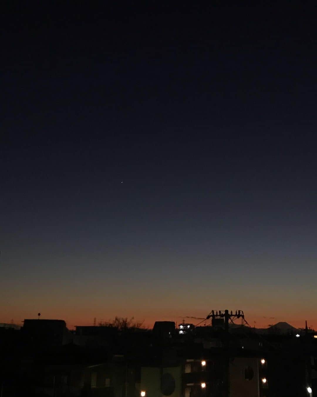 アヤメのインスタグラム：「Jupiter-Saturn-Mt.Fuji, I made a wish we are going to be all right and happy at coming new era⭐️🪐🔭🗻 見えないものを見ようとして老眼鏡を覗き込んだ次第です🧐 #天体観測 #木星と土星が大接近 #400年ぶり #星に願いを #木星 #土星 #greatconjunction」