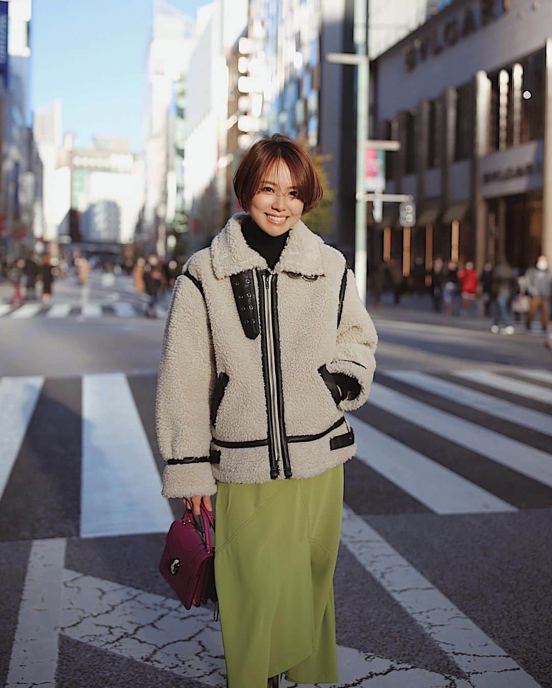 小松あやのインスタグラム：「. ほこてんの中央通り🏮✨ 　 昨日は旦那さんと銀座までお散歩🚶‍♂️🚶‍♀️ 必要なものをたくさん買い出しして、 冬籠りの準備( 👍ᐛ)👍おけー 　 　 outer @ungrid_official  skirt @studious_official  bag @bulgari  　 #冬コーデ #ボアブルゾン #30代ファッション #きのコ #ootd #ootdfashion #ファッションコーデ #大人カジュアル #カジュアルファッション #デートコーデ」