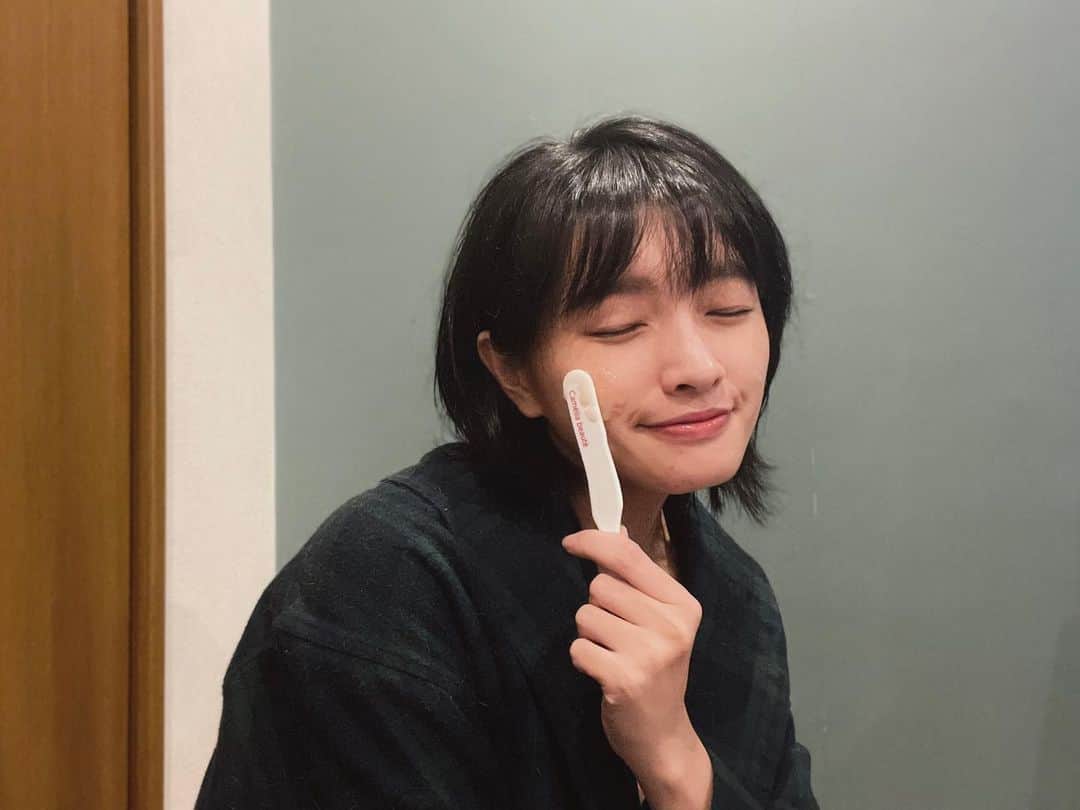 日笠麗奈のインスタグラム：「すっぴん部屋着で失礼します😇 ・ ・ マスクによる肌荒れでどんよりしていたところ、友達にすすめていただき @cameliabeaute_official の炭酸パックをお試しさせてもらったよ〜。 ぷるぷるジェルが固まってお肌にぴたっと密着！ 液だれもなく、はがすだけで水洗い不要なので面倒くさがりな私でも楽ラクでした。 （3枚目はパックをはがしている動画。はがすの楽しい😶）  ふっくらもっちり肌目指してしばらく続けてみよっと！  #カメリアボーテ  #cameliabeaute #炭酸パック#よく見たら部屋着ホコリついてるから絶対拡大しないで」