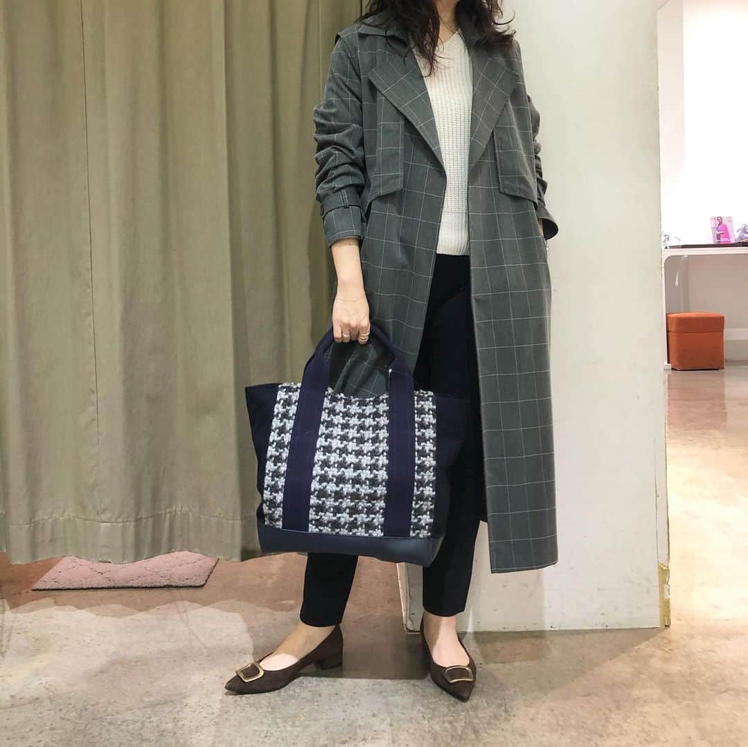 GATHER yamatoのインスタグラム：「見逃せない bagとの相性。 私は敢えて寄せていく感じが好き。 両面で柄が違います。 素材はツィード。人とちょっと🤏差がつくのもいいね！ ______________________________ #fildaignee  14000円→30%OFF #bagが主体のコーデ #アラフォーコーデ #アラフォーコーデ #大人がかっこよく映える服 #アッシュペーフランス」