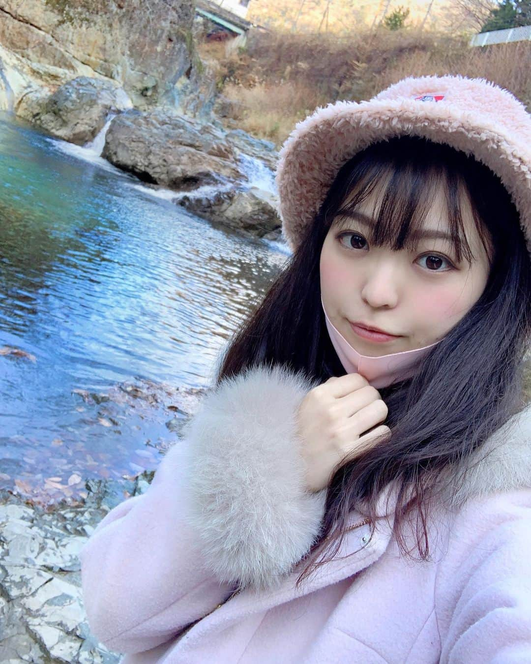 白井佑奈さんのインスタグラム写真 - (白井佑奈Instagram)「♨️💗♨️💗 . . 群馬旅行したら見たかったところ🥰 . 天然記念物の四万の甌、そして四万川ダム！ 両方とも車で行かないと厳しいけど、行く価値はアリ✨ . 加工なしですごく綺麗な青々とした水が見れるよ💕 . . 朝ごはんは3大うどんとして有名な、水沢うどんを食べに『大澤屋』さんへ🍴 . 大澤屋さんは第一・第二店舗があるけど、第一店舗はランチから😳 第二店舗だけ朝の9時から営業しているよう👏 . 朝から舞茸の天ぷらと、ごまつゆが美味しいんだ…😭染みる…💗 . . 帽子は @bendaviscompany さんのボアハットを✨ こういう帽子初めて被ったけど、どうかな〜暖かくて気持ちいい🙈 . . . ＊＊＊＊＊＊＊＊＊＊ 四万川ダム、四万の甌穴 ベンデイビス @shimaonsen  @bendaviscompany  ＊＊＊＊＊＊＊＊＊＊ . プロフィールリンクはこちら👉 @yuna_smile0130  . . #四万温泉 #四万温泉グルメ #四万グルメ #温泉旅行 #温泉女子 #家族旅行 #bendavis #ファッションコーデ #帽子コーデ #旅館 #旅館ご飯 #群馬観光 #群馬グルメ #群馬旅行 #群馬カフェ #群馬旅館 #女子旅 #日本旅行 #観光スポット #群馬ランチ #お風呂 #露天風呂 #水沢うどん #大澤屋 #四万の甌穴 #四万川ダム #japanesegirl  #onsen #fff #tabijyo」12月21日 18時38分 - yuna_smile0130