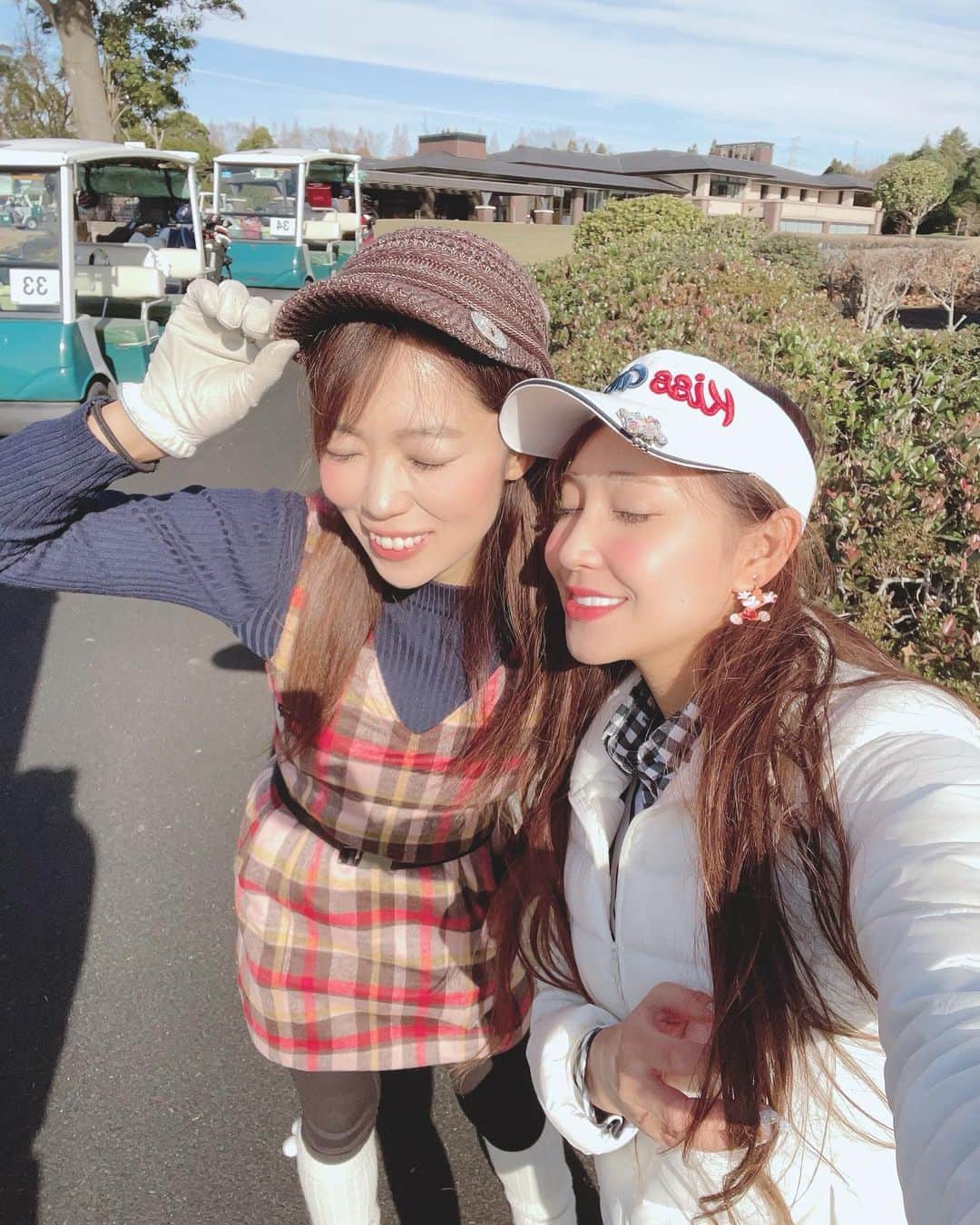 りえちのインスタグラム：「なっちゃん投稿１🤍  二日間朝も夜も一緒にいて たのしかったしお祝いもしてくれて幸せだった🥺 色々載せたい🤍  この日も極寒だったけど２日目のが調子は良かった！動画とか自分で全く撮ってないのだけど🥺笑  動画はpar3⛳️🏌️‍♀️  #ゴルフ #ゴルフ女子  #golf #golfgirl #スポーツ女子  #골프 #インスタゴルフ  #골프스타그램  #ラウンド  #ゴルフ好き  #ゴルフ大好き  #女子ゴルフ #女子ゴルファー  #ゴルフ大好き #ゴルフウェア  #ゴルフコーデ  #ゴルフ好きな人と繋がりたい  #ゴルフバカ #ゴルフ練習 #ゴルフ場　#エンジョイゴルフ #ゴルフ動画　#ゴルフスイング  #ゴルフスイング動画  #golfswing」