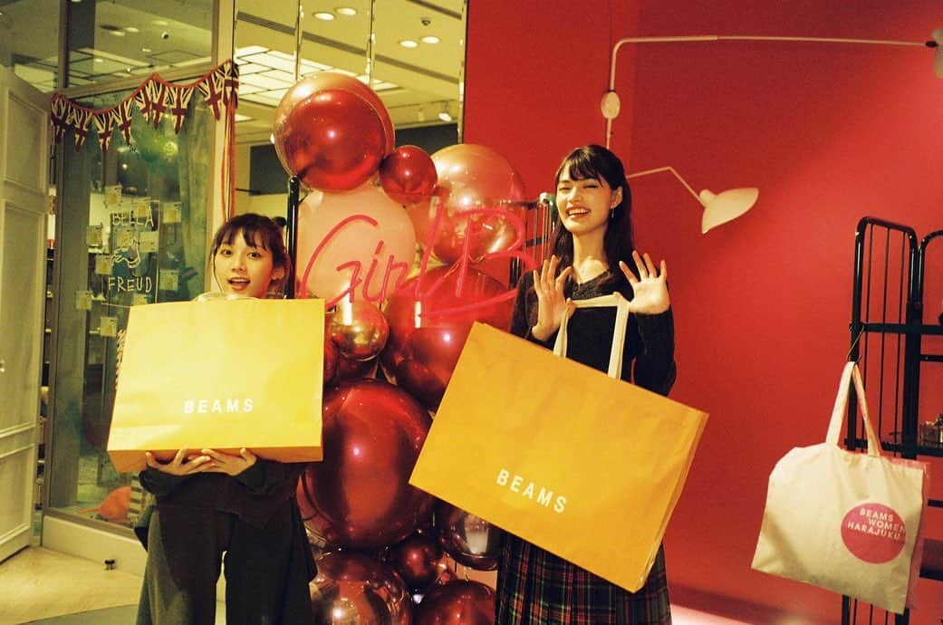 BEAMS WOMENさんのインスタグラム写真 - (BEAMS WOMENInstagram)「BEAMS 50,000YEN SHOPPING CHALLENGE 〜SPECIAL〜 古川優香VS福士リナ  ある日、神様の気まぐれで50,000円が降ってきたら？  そんな妄想を実現するお買い物企画『BEAMS 50,000YEN SHOPPING CHALLENGE』！！ 場所は @beams_women_harajuku  今回は特別編として、『GIRL B Online Party 2020』のInstagramライブで配信した古川優香VS福士リナのお買い物バトルをお送りします。  制限時間20分、商品の金額を見ずに欲しいものを選んで、50,000円に近い方が勝利のガチ勝負。Instagramライブでは映されてない、放送終了後の延長戦の模様にもご注目を。  50,000YEN SHOPPING特別編、どっちが勝つ！？ @b___mag   ストーリーズアーカイブ『B_MAG』をチェック🔗 ＿＿＿＿＿＿＿＿＿＿  THANK YOU💗 #古川優香 @iamyukaf  #福士リナ @rinao127  #girlb_party #girlb_online_party #beams #raybeams #beamsboy #beams_women #shoppingchallenge #ビームス #レイビームス #ビームスボーイ」12月21日 18時50分 - otona_beams_women