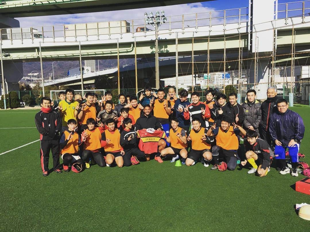 ラファエレ・ティモシーさんのインスタグラム写真 - (ラファエレ・ティモシーInstagram)「Spent the morning with Hakodate La Salle High School Rugby Team. Good to see the La Salle Brotherhood is strong world wide. All the best for the Hanazono tournament starting this weekend. Hoping to build connections with De La Salle College in South Auckland in the near future. Thank you for the cool La Salle gear 🙏🏾 #HakodateLaSalle #DeLaSalle #Brotherhood」12月21日 18時43分 - timlafaele