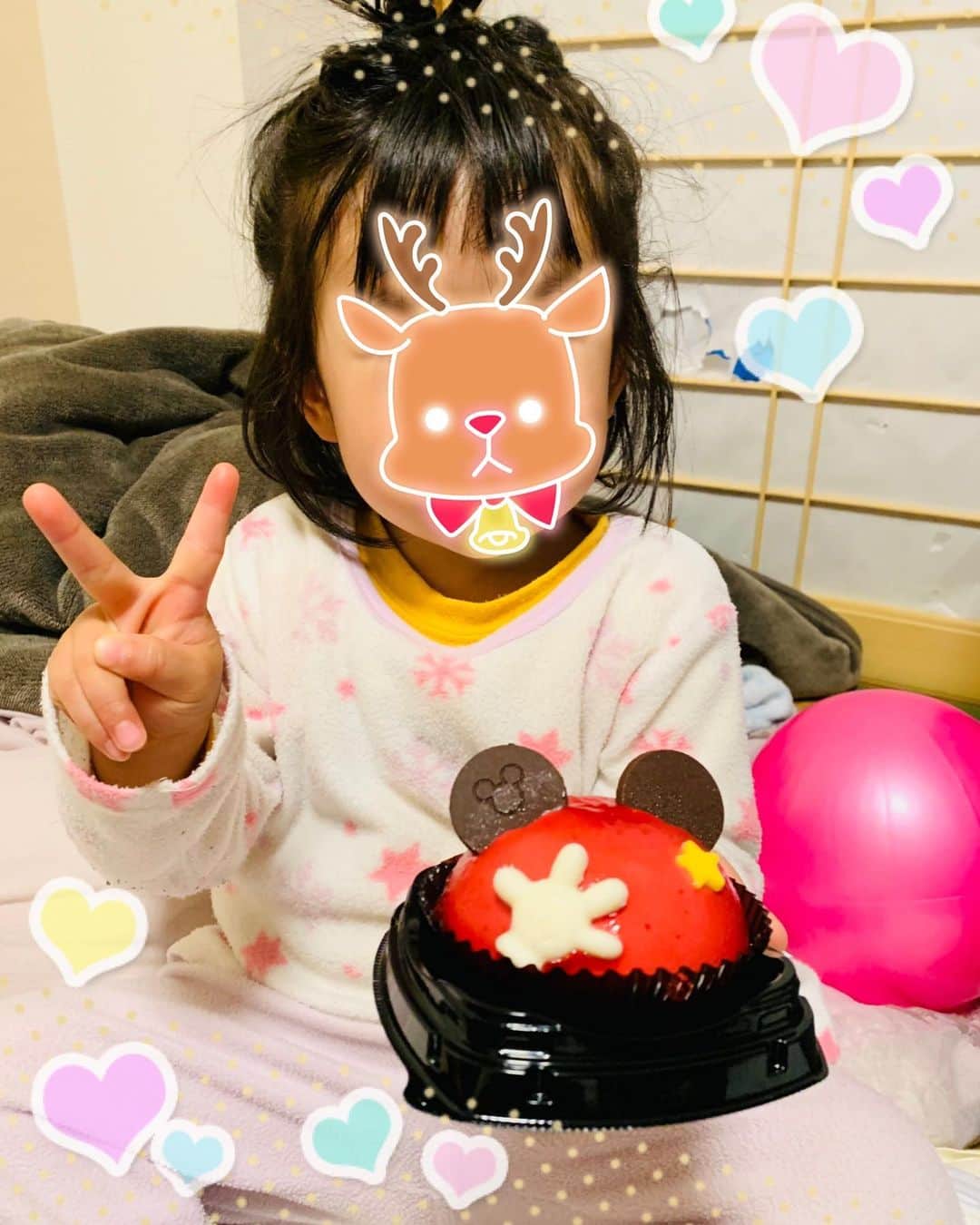 横山愛子のインスタグラム：「クリスマスが近くと、ウキウキが止まらない(^-^) コンビニスイーツ最高^ ^ ディズニーコラボのケーキめちゃくちゃ美味しい🥰 甘すぎず食べやすかったぁ！！ でも…1個400円弱。。高いけど納得の味❣️ これから毎日ケーキ🎂🍰🧁だな笑 #コンビニスイーツ  #ディズニーコラボ #セブンイレブン #癒しの時間  #2歳10ヶ月  #1歳1ヶ月 #2歳差育児」