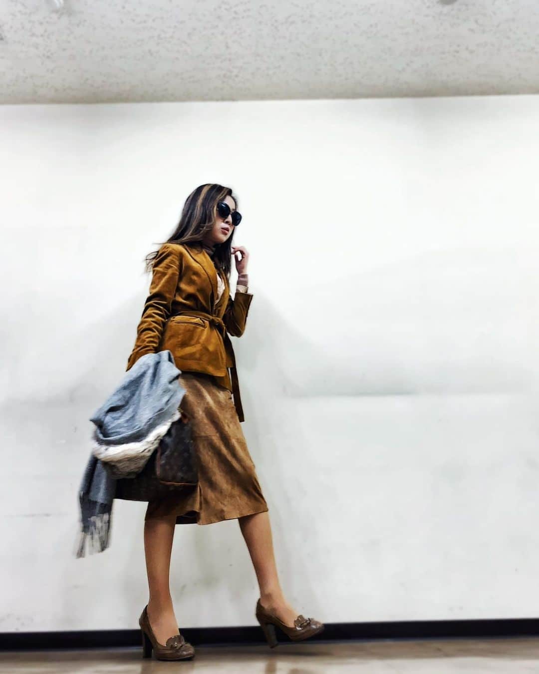pisatamagoさんのインスタグラム写真 - (pisatamagoInstagram)「たまにはスカートを… 歩きづらい😂あと、寒い😂  pretty cold😨😨😨  #タイトスカート#ベージュコーデ#セットアップ風#スカートコーデ#ジャケットコーデ」12月21日 18時44分 - audreysunnyday