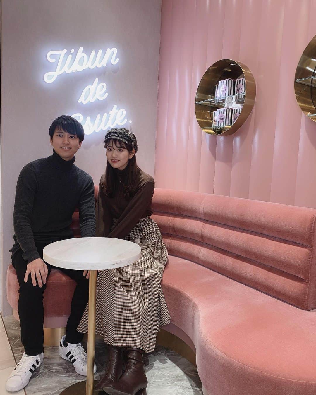 SHIHORINのインスタグラム：「𓂃  先日、じぶんdeエステ有楽町マルイ店( @jibunde_esute )に ご招待していただき行ってきました🤍  違う店舗は何度かお邪魔したことがあったけど、 有楽町店は初めてでした🥺💓 店内がピンクでとっても可愛かった♡  そして有楽町店にはメンズもあるから👦🏻 カップルでも通えるの👫♡  完全個室なので自分のペースで、 自分に合った強さのマシンを使えるからとっても良かったよ✨  マシンの使い方がわからなくても スタッフさんが丁寧に教えてくれるので安心☺️  私たちは小顔フェイシャルをやったんだけど、 短時間なのに即効性がすごくてフェイスラインが リフトアップして感動した🥺✨  予約なし定休日なしで通いたい放題会員5980円〜 キャビ、高周波(ラジオ波)、セルライト吸引、 リフトアップマシンなど高級エステマシンが使い放題だよ🤍  マシンはしっかり消毒されていて衛生面も◎  体験無料¥0なので気軽にお試しできるのも嬉しい〜☺️ 気になる方はぜひ行ってみてね💆🏻‍♀️✨  本格エステマシンが自宅で使える マシンレンタルサービスもあるみたいです🥺 お家でエステしたい人や、 通うのが難しい方にも嬉しいプラン🏡✨  これとっても気になってる🥺🤍   #じぶんdeエステ #セルフエステ #エステ通い放題 #じぶんde女子 #pr」