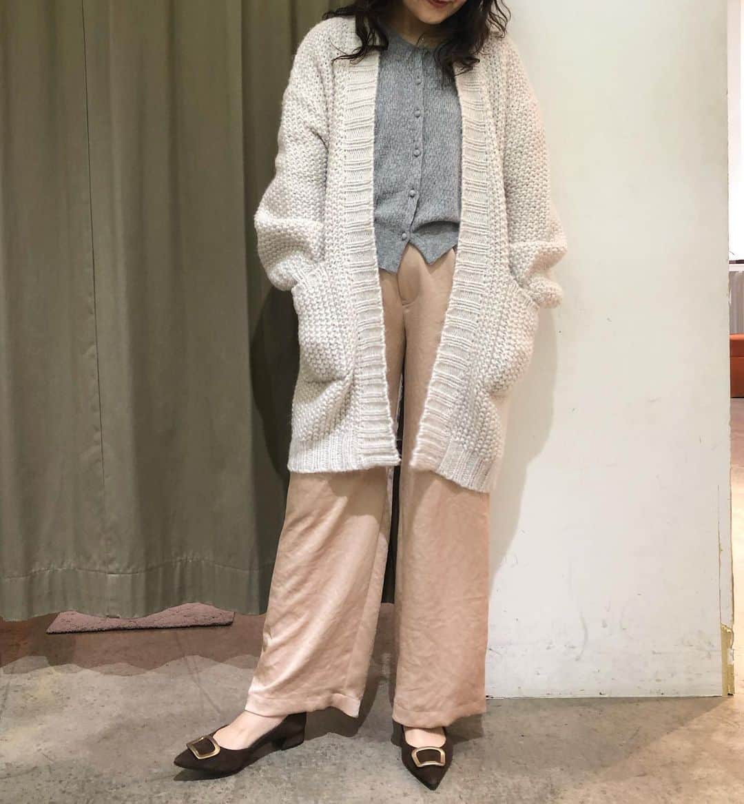 GATHER yamatoのインスタグラム：「SALEでゲットするなら 断然ペールトーン。 ブランドも素材もミックスだけど自分らしい女らしさ。 とろみと透明感。 ニットガウンは完全にアウターの暖かさ。冬こそ隙を大事に。 あえての強い色を使わないコーデ。 ________________________ 畦編みニットガウン #ninawew 31900円【taxin】 サテンパンツ #munich  17000円→20%OFF SALEで買って1番得するやつ グレーのニット #munich  18000円→20%OFF とても使い勝手が良くメイドインジャパンクオリティ。 モコモコマフラー #ninawew 6820円【taxin】 この一手間を惜しまない。 #アラフィーコーデ #アラフォーコーデ #大人がかっこよく映える服  #winterfashion  #wintersale」