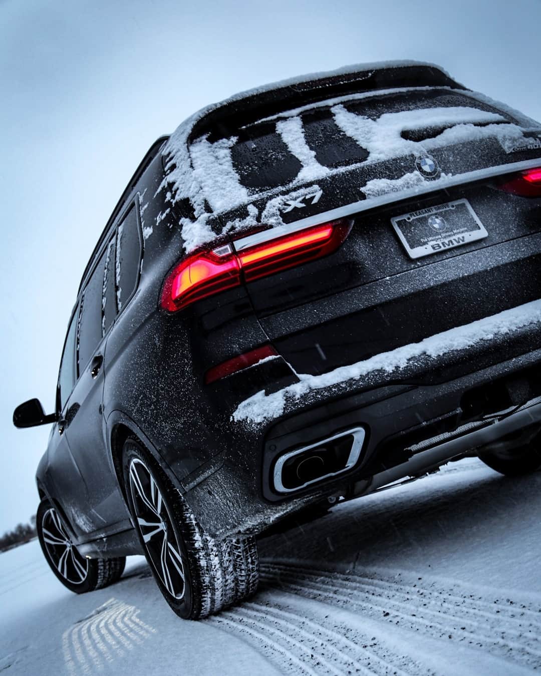 BMWのインスタグラム：「Reporting for snow duty.  The BMW X7.  #TheX7 #BMW #X7 #BMWrepost @bfishhhphotography __ BMW X7 xDrive40i: Fuel consumption in l/100 km (combined): 9.0–8.7. CO2 emissions in g/km (combined): 204–199. Further information: www.bmw.com/disclaimer.  Acceleration (0-100 km/h): 6.1 s. Power: 250 kW, 340 hp, 450 Nm. Top speed (limited): 245 km/h.」