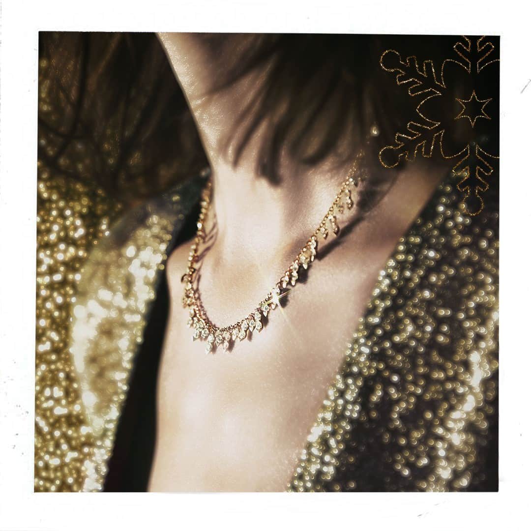 ピアジェさんのインスタグラム写真 - (ピアジェInstagram)「Be the 𝒍𝒊𝒇𝒆 of the party with the 𝒗𝒊𝒃𝒓𝒂𝒏𝒕 spirit of sunshine. A festive statement, this #PiagetSunlight necklace in rose gold with diamonds in a mobile setting moves with you as it 𝒍𝒊𝒈𝒉𝒕𝒔 up the room. - #Piaget #LuxuryNecklace #DiamondNecklace #PiagetHoliday #ExtraordinaryHoliday」12月21日 19時00分 - piaget