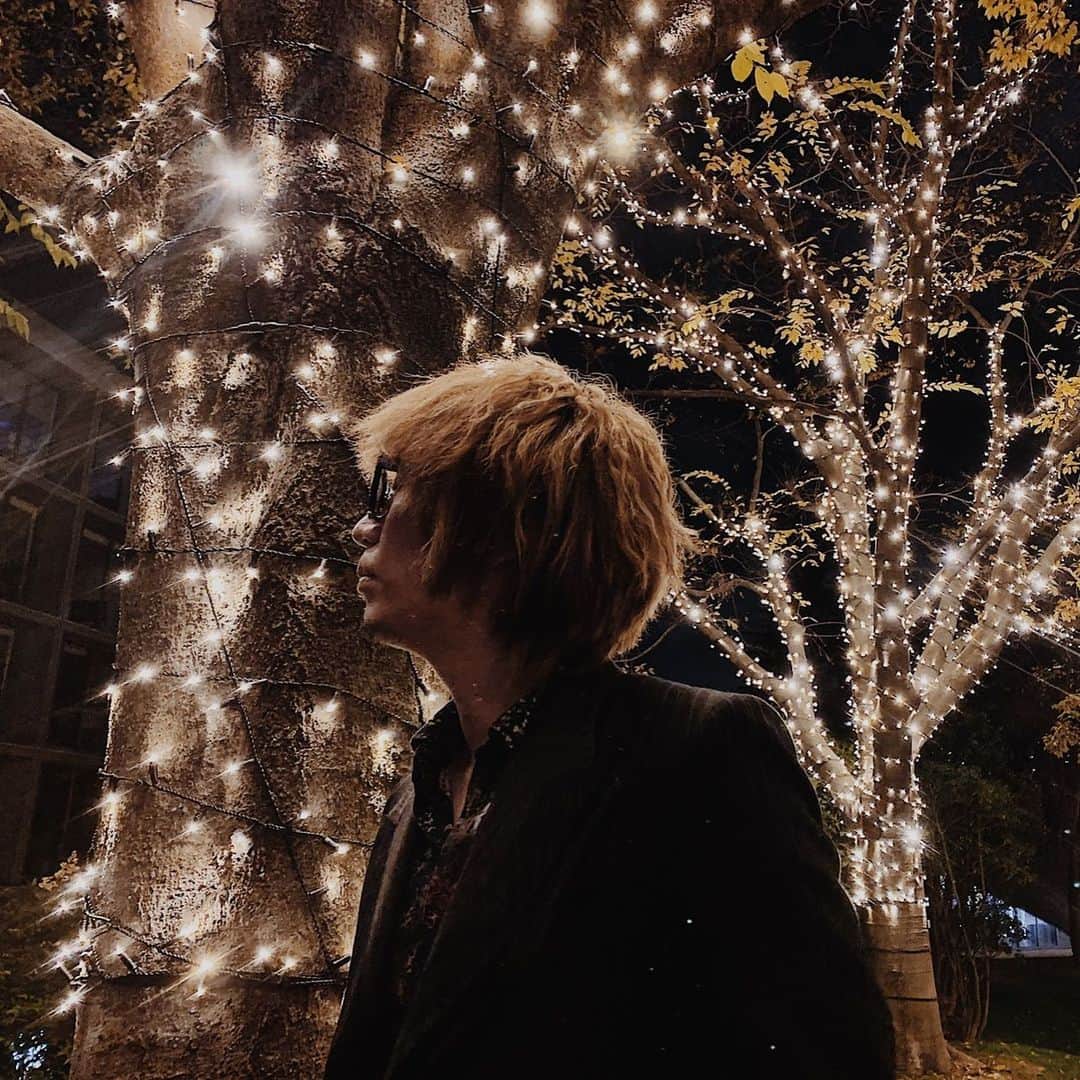 菅野祐悟のインスタグラム：「皆様年の瀬いかがおすごしですか？2020年もあと少しですね。今年は忘年会やりましょう！となかなか言いづらいですが、早く皆さまにお会いしたいです。  2020年は沢山の素晴らしい作品と出会うことができましたが、2021年も沢山の作品とともに素敵な音楽をお届けできるよう頑張ります。  2021年1月〜3月音楽担当作品をご紹介させていただきます。  ドラマ  #青のSP 1月12日〜  アニメ #働く細胞BLACK 1月9日〜  2.43 清陰高校男子バレー部　1月7日〜  #レビウス　1月9日〜  映画　 #ブレイブ群青戦記  3月12日公開  #太陽は動かない　3月5日公開  コンサート　 2月13日　14時〜 #サントリーホール　大ホール #サクソフォン協奏曲 初演　#作曲 菅野祐悟 #サクソフォン　#須川展也 #指揮　#藤岡幸夫 #オーケストラ　#東京シティフィルハーモニック管弦楽団」
